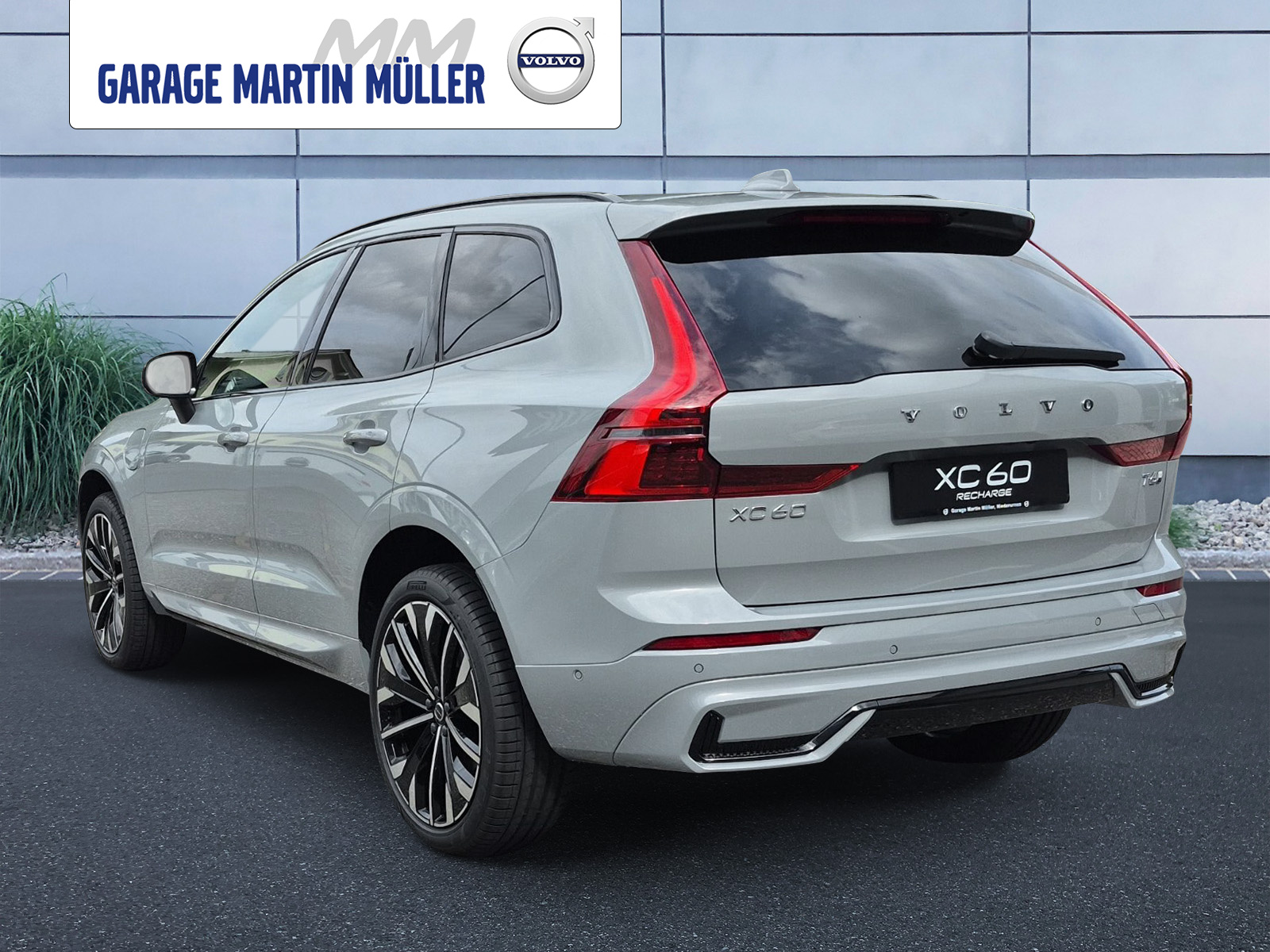 VOLVO XC60 2.0 T6 TE Ultra Dark eAWD-showroom-element-2