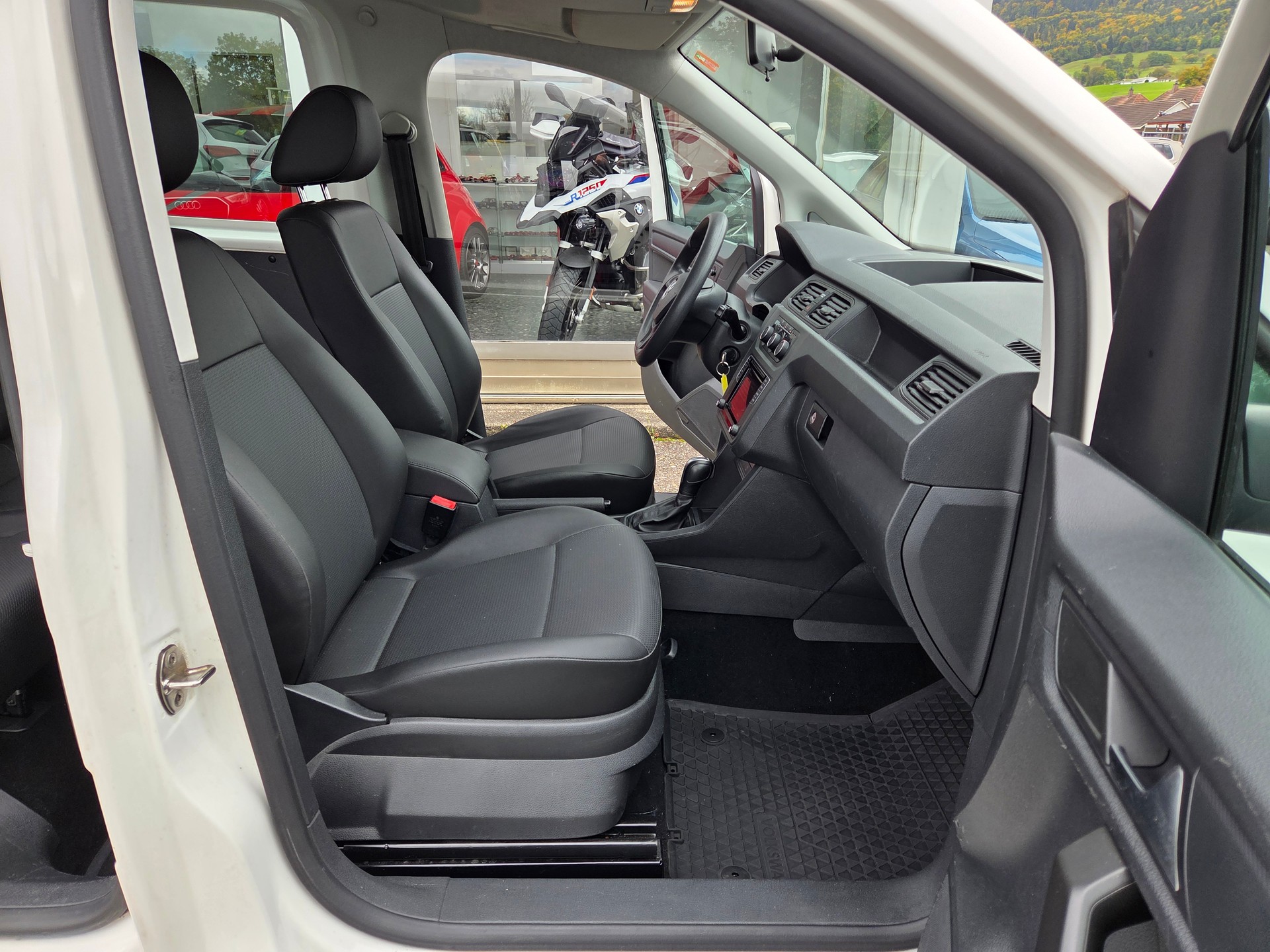 VW Caddy 2.0TDI BlueMotion Technology DSG-image-8