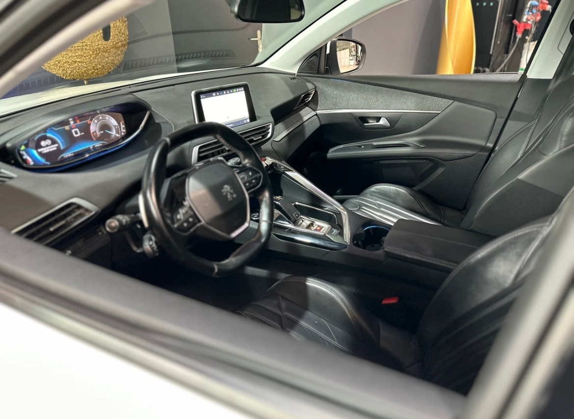 PEUGEOT 3008 1.2 PureTech Business Line EAT-image-3