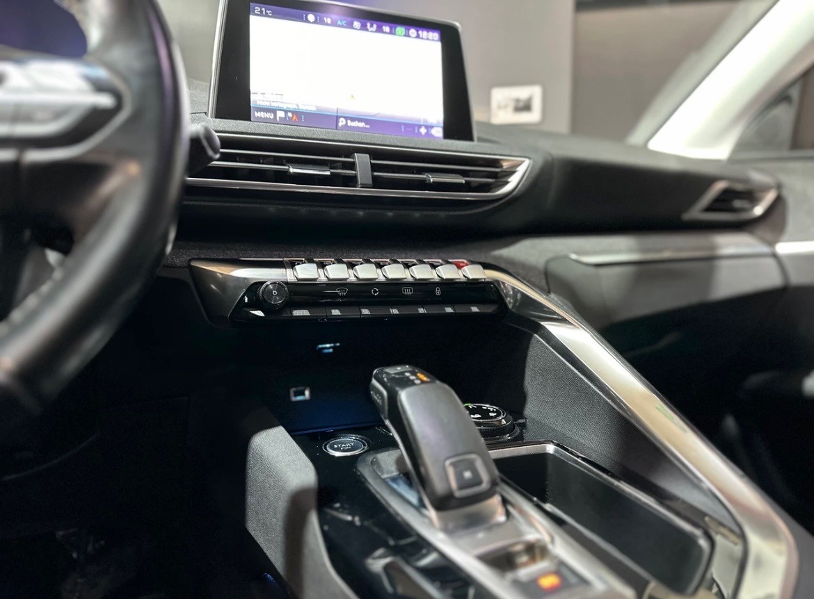 PEUGEOT 3008 1.2 PureTech Business Line EAT-image-6