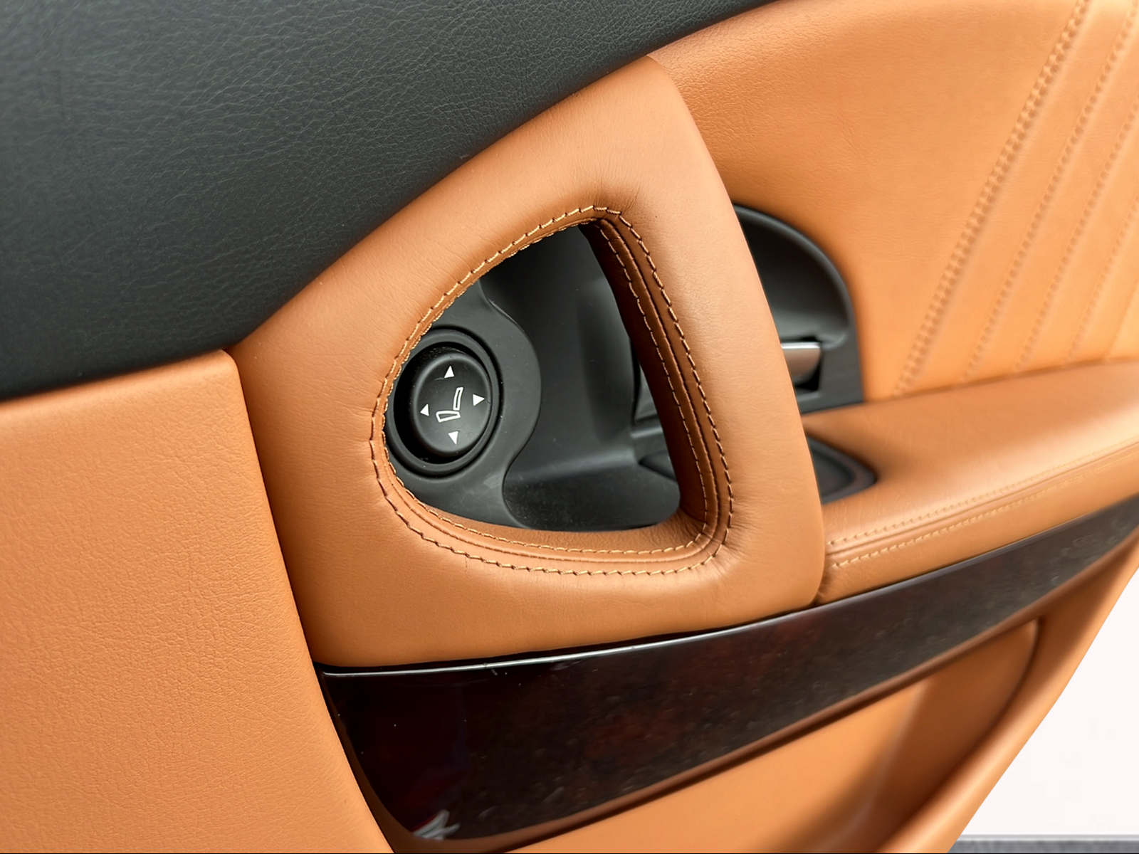 MASERATI Quattroporte 4.2 V8 DuoSelect-image-19