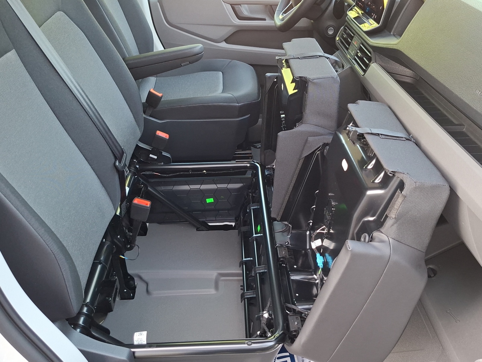 VW Crafter 35 2.0 TDI L3 HD A-image-18