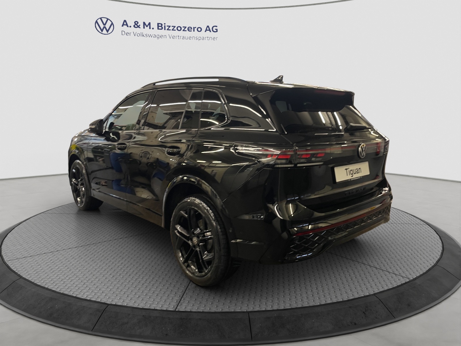 VW Tiguan 2.0 TSI DSG R-Line 4Motion-image-2