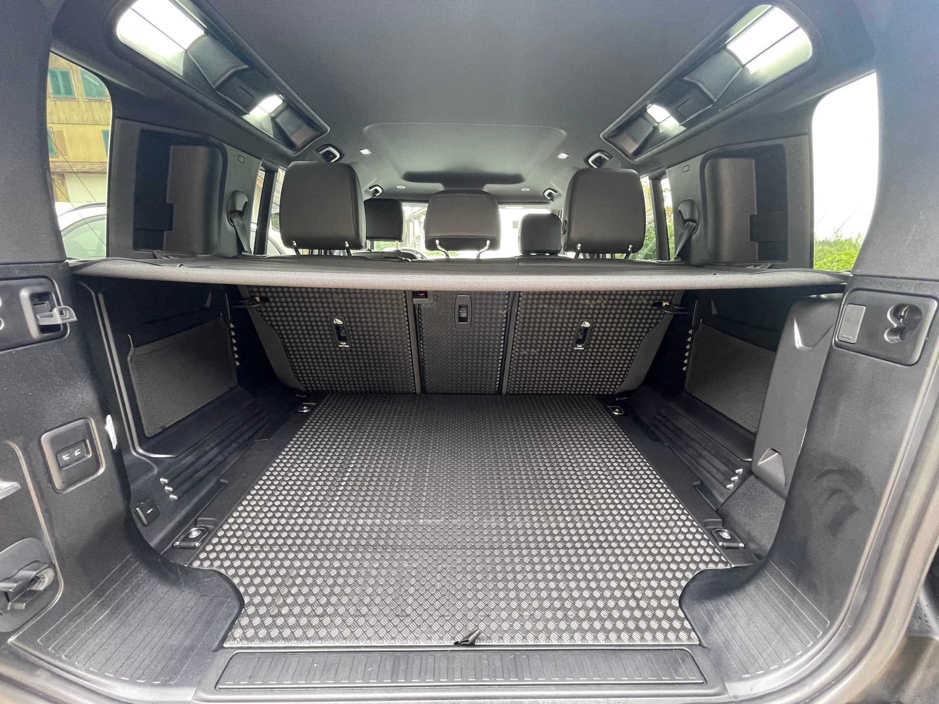 LAND ROVER Defender 110 3.0 D I6 250 X-Dynamic SE AWD AT8-image-15
