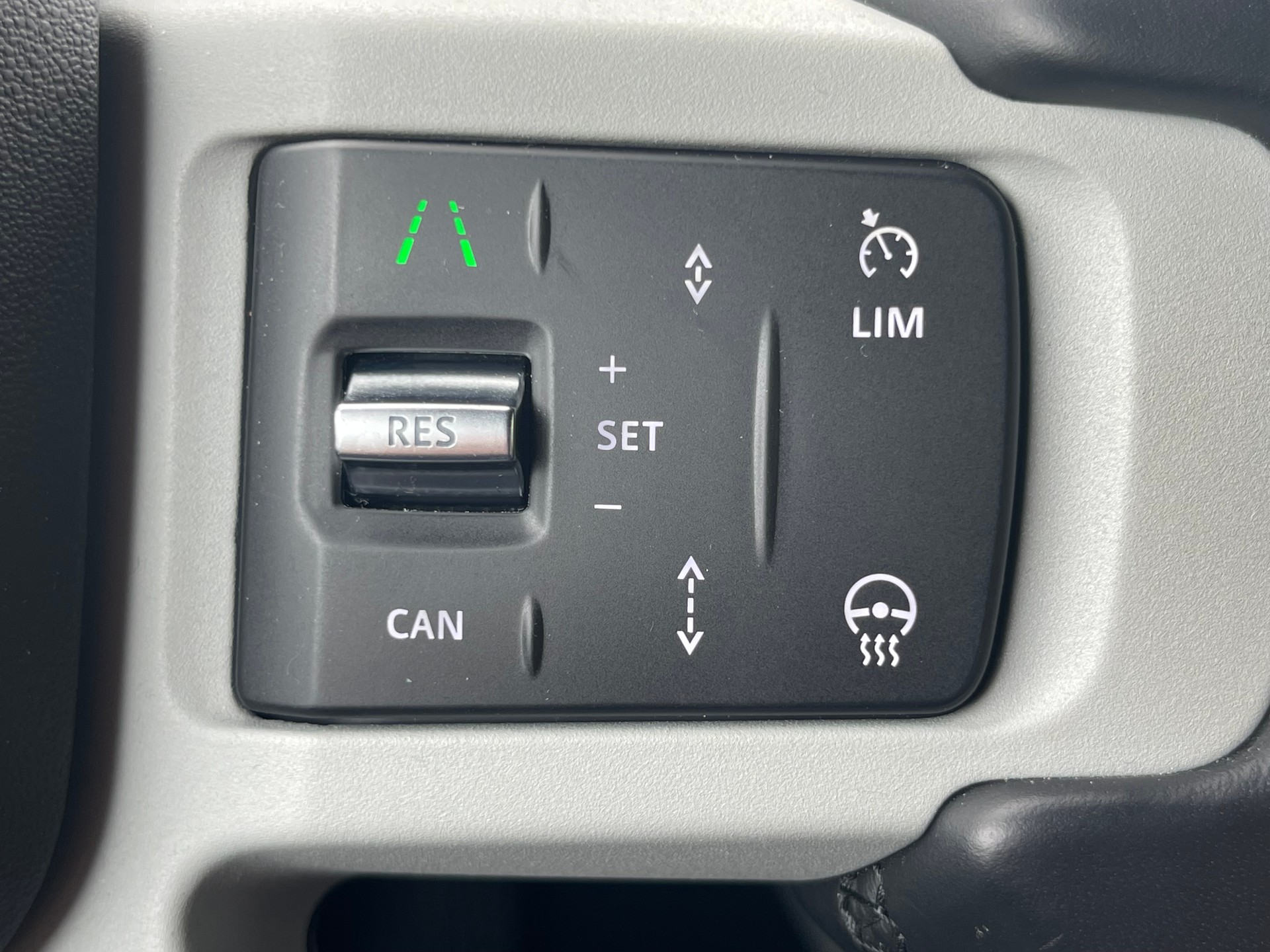 LAND ROVER Defender 110 3.0 D I6 250 X-Dynamic SE AWD AT8-image-12