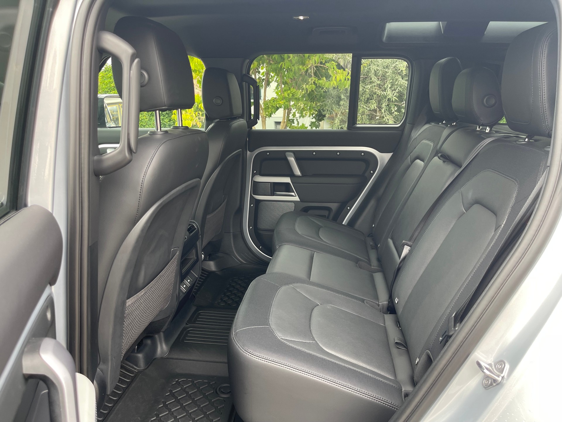 LAND ROVER Defender 110 3.0 D I6 250 X-Dynamic SE AWD AT8-image-9