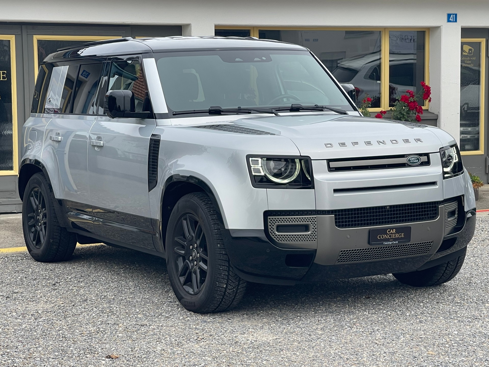 LAND ROVER Defender 110 3.0 D I6 250 X-Dynamic SE AWD AT8-image-1