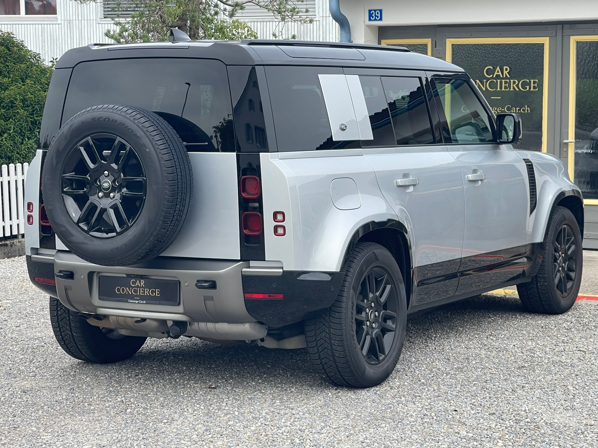 LAND ROVER Defender 110 3.0 D I6 250 X-Dynamic SE AWD AT8-image-4