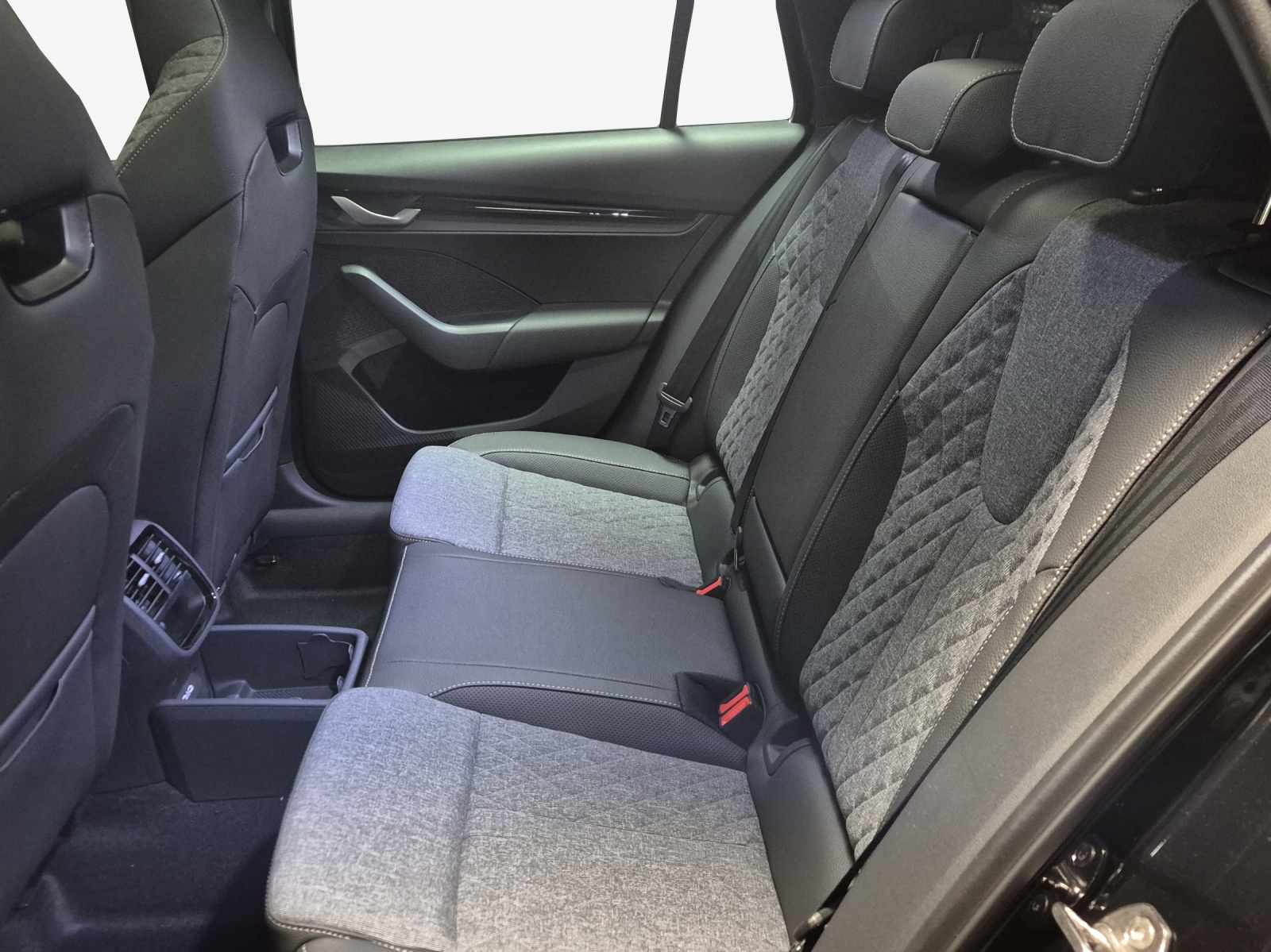 SKODA Octavia Sportline Dynamic-image-11
