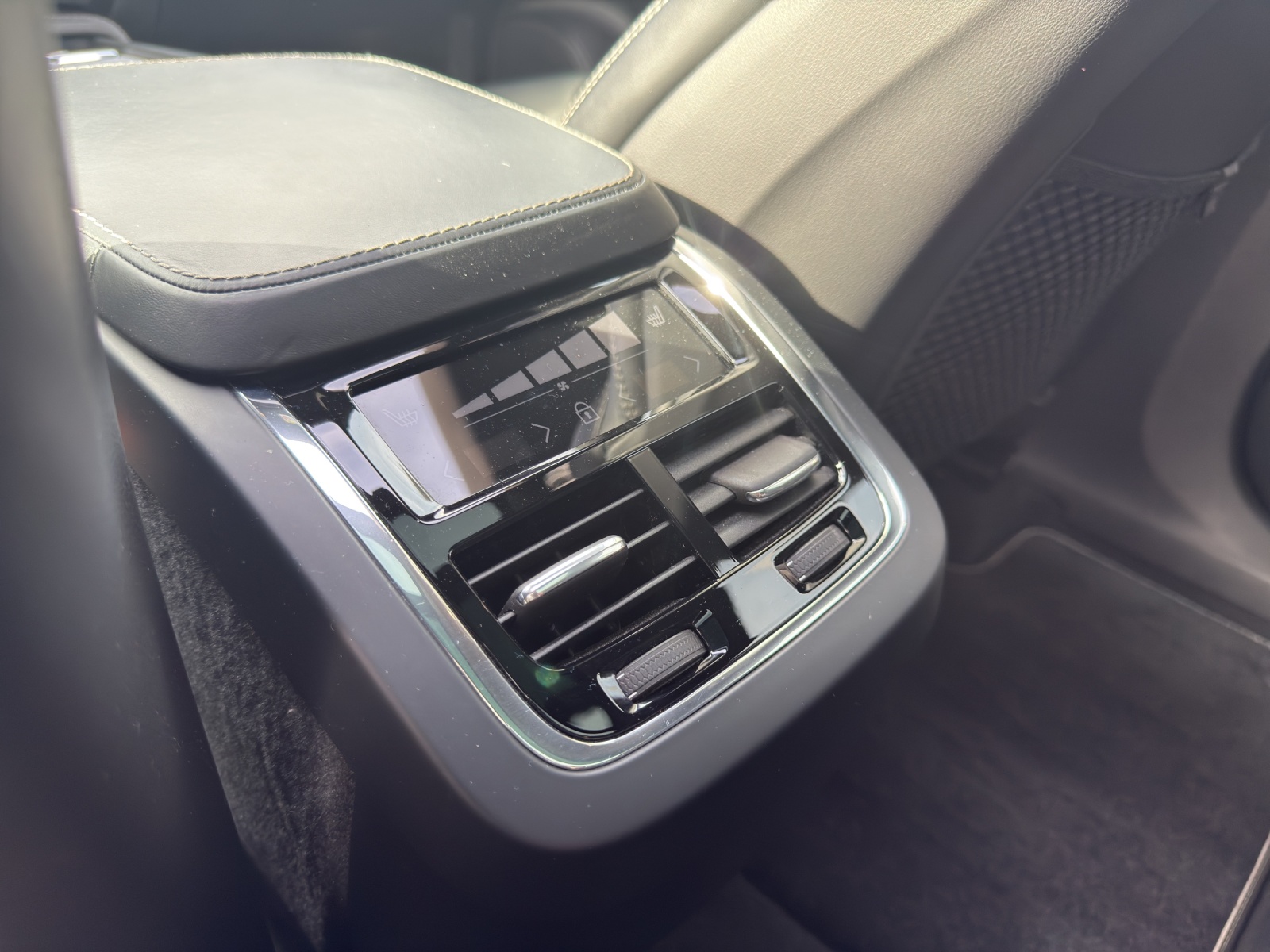 VOLVO XC90 2.0/235 D5 R-Design 4x4-image-12