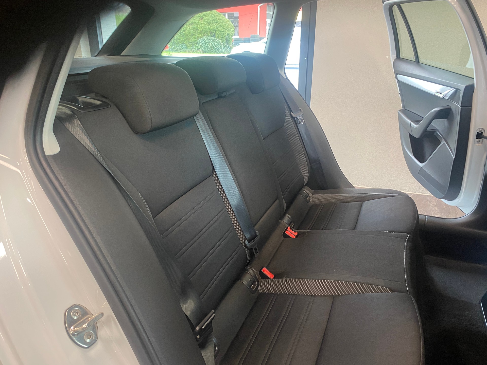 SKODA Octavia Combi 2.0 TDI Ambition DSG-image-8