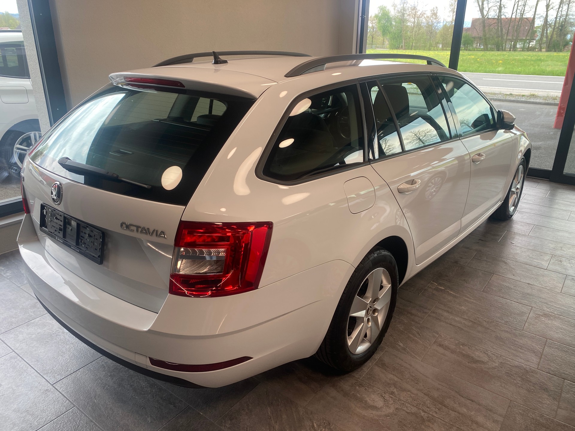 SKODA Octavia Combi 2.0 TDI Ambition DSG-showroom-element-2