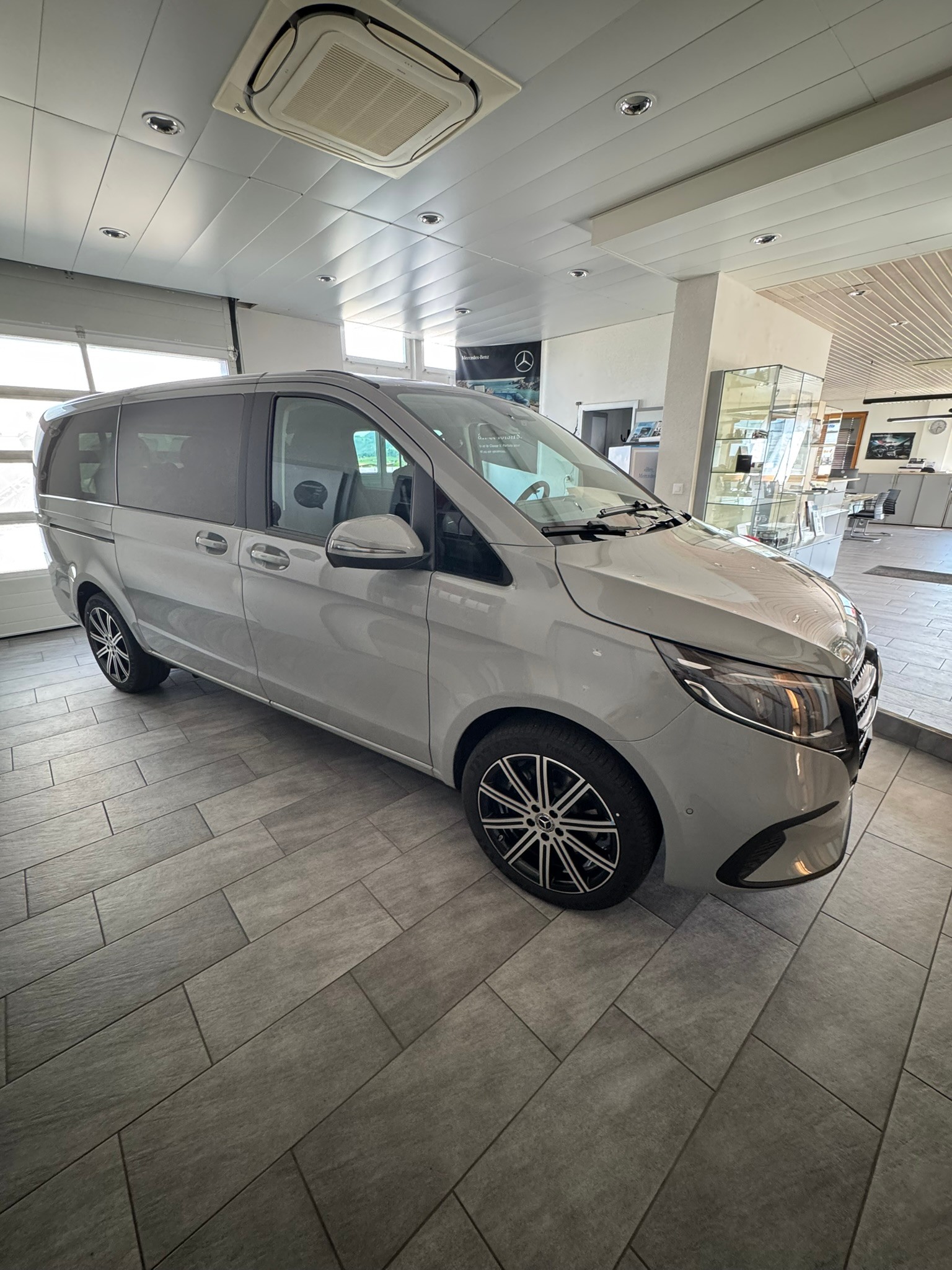 MERCEDES-BENZ V 250 d TREND 3200mm L 4 Matic, 8 places-image-2