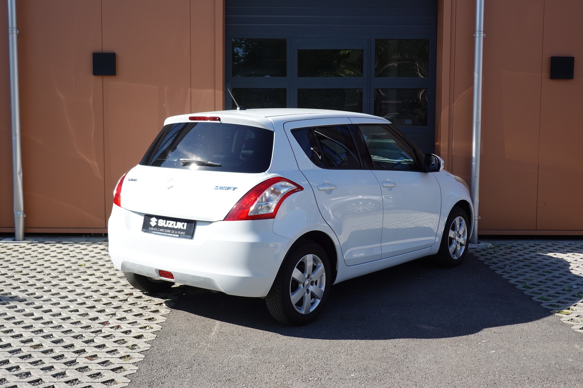 SUZUKI Swift 1.2i 16V Sergio Cellano * Véhiculé CH * 1er Main * Etat comme neuf * Navigation * Sièges Chauffantes *-image-7