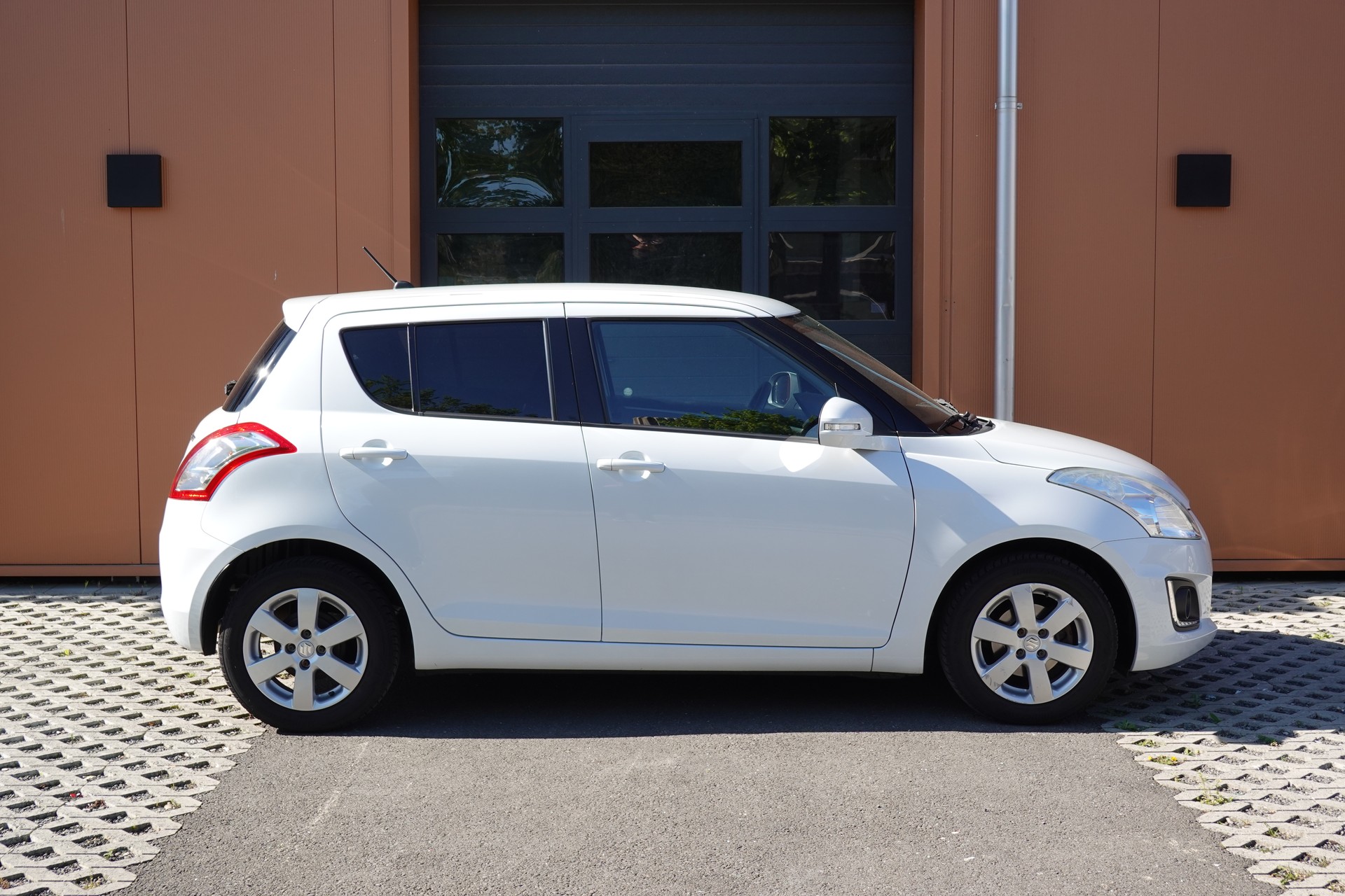 SUZUKI Swift 1.2i 16V Sergio Cellano * Véhiculé CH * 1er Main * Etat comme neuf * Navigation * Sièges Chauffantes *-image-3