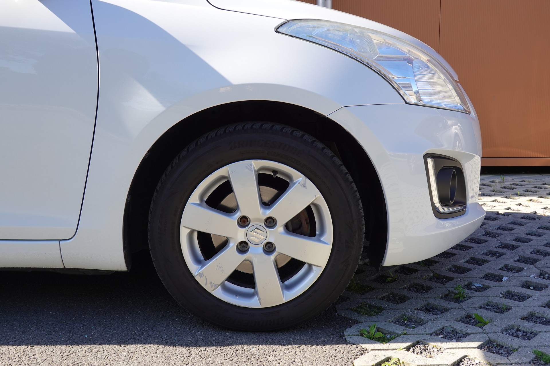 SUZUKI Swift 1.2i 16V Sergio Cellano * Véhiculé CH * 1er Main * Etat comme neuf * Navigation * Sièges Chauffantes *-image-4