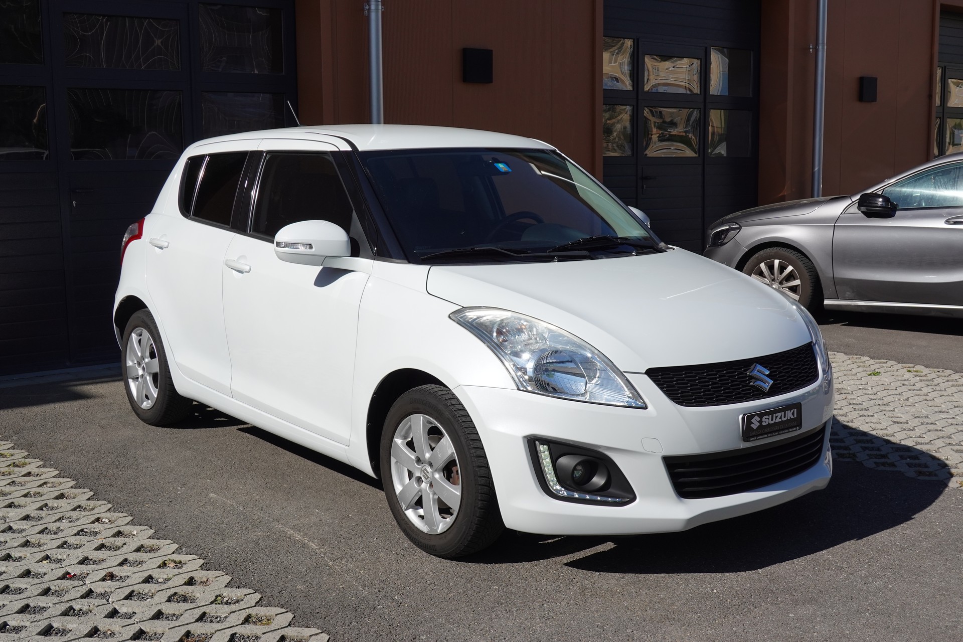 SUZUKI Swift 1.2i 16V Sergio Cellano * Véhiculé CH * 1er Main * Etat comme neuf * Navigation * Sièges Chauffantes *-image-2