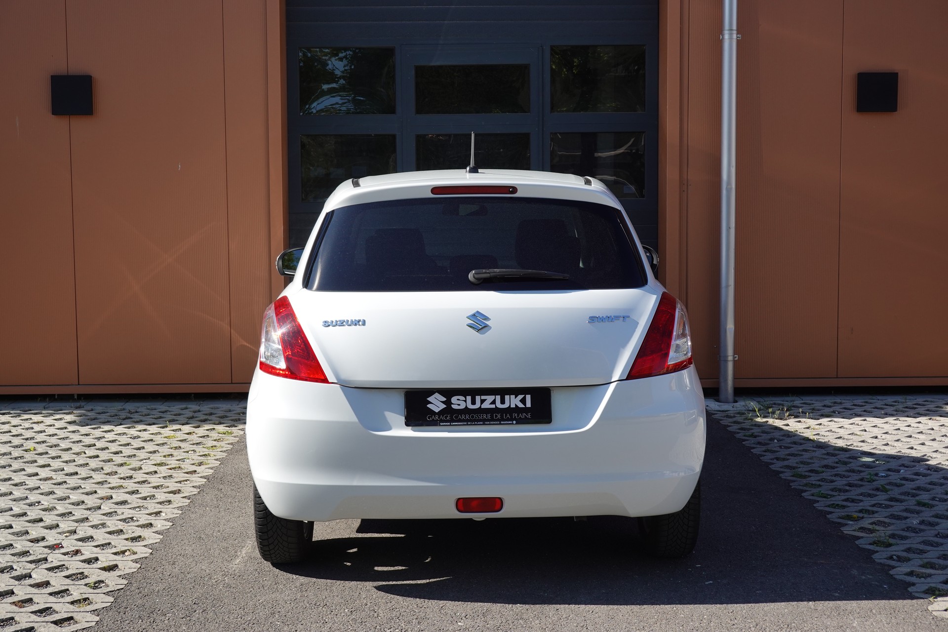 SUZUKI Swift 1.2i 16V Sergio Cellano * Véhiculé CH * 1er Main * Etat comme neuf * Navigation * Sièges Chauffantes *-image-8