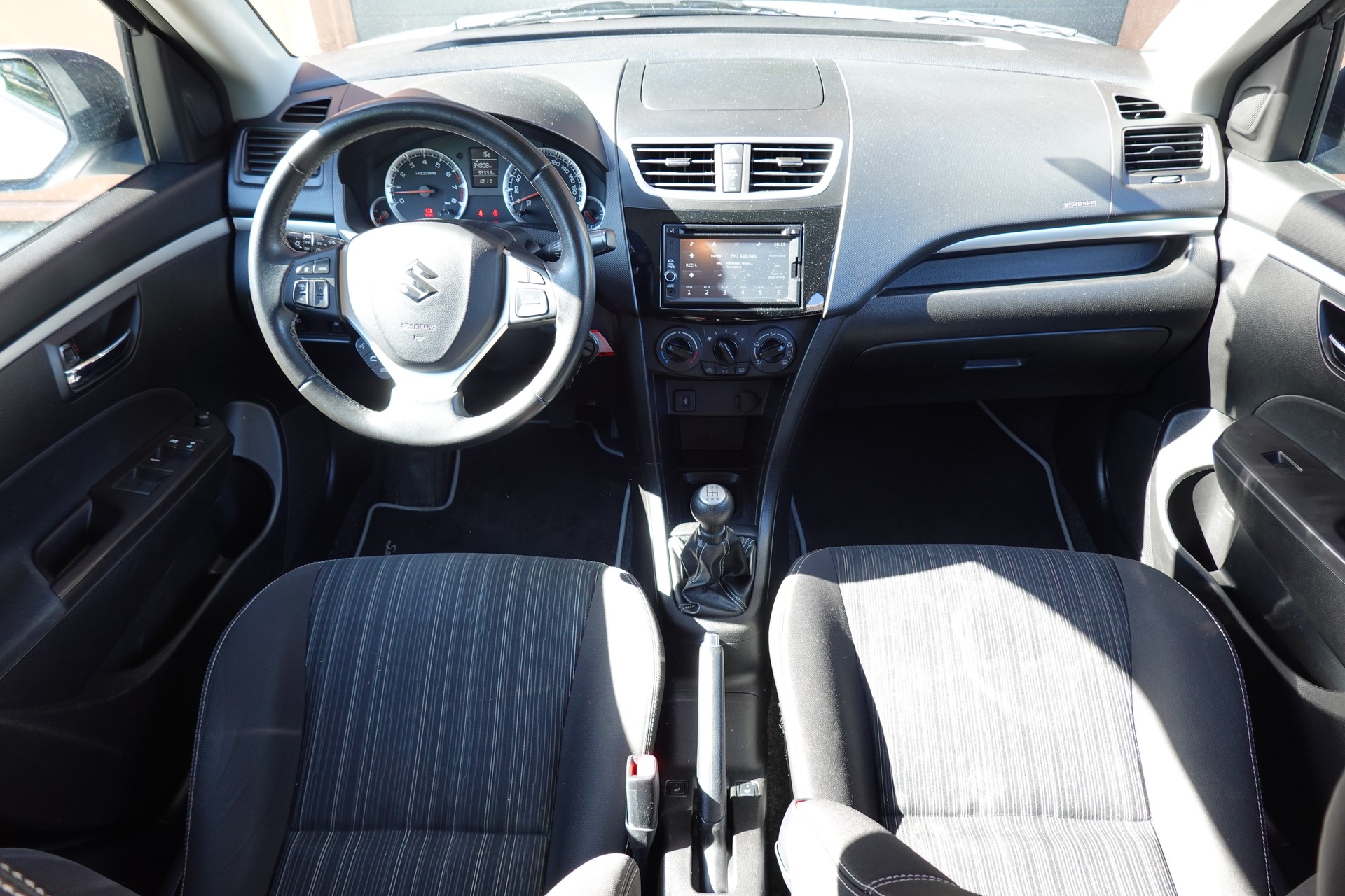 SUZUKI Swift 1.2i 16V Sergio Cellano * Véhiculé CH * 1er Main * Etat comme neuf * Navigation * Sièges Chauffantes *-image-10