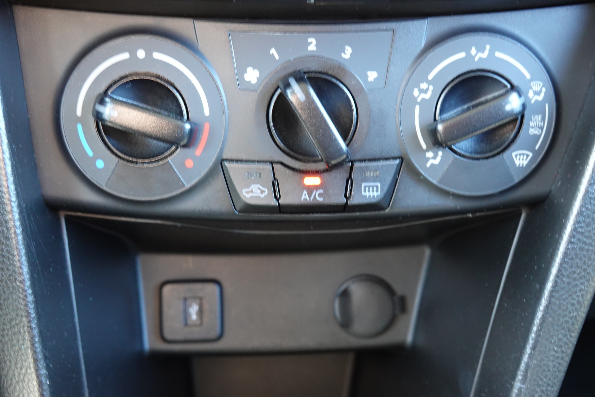 SUZUKI Swift 1.2i 16V Sergio Cellano * Véhiculé CH * 1er Main * Etat comme neuf * Navigation * Sièges Chauffantes *-image-17