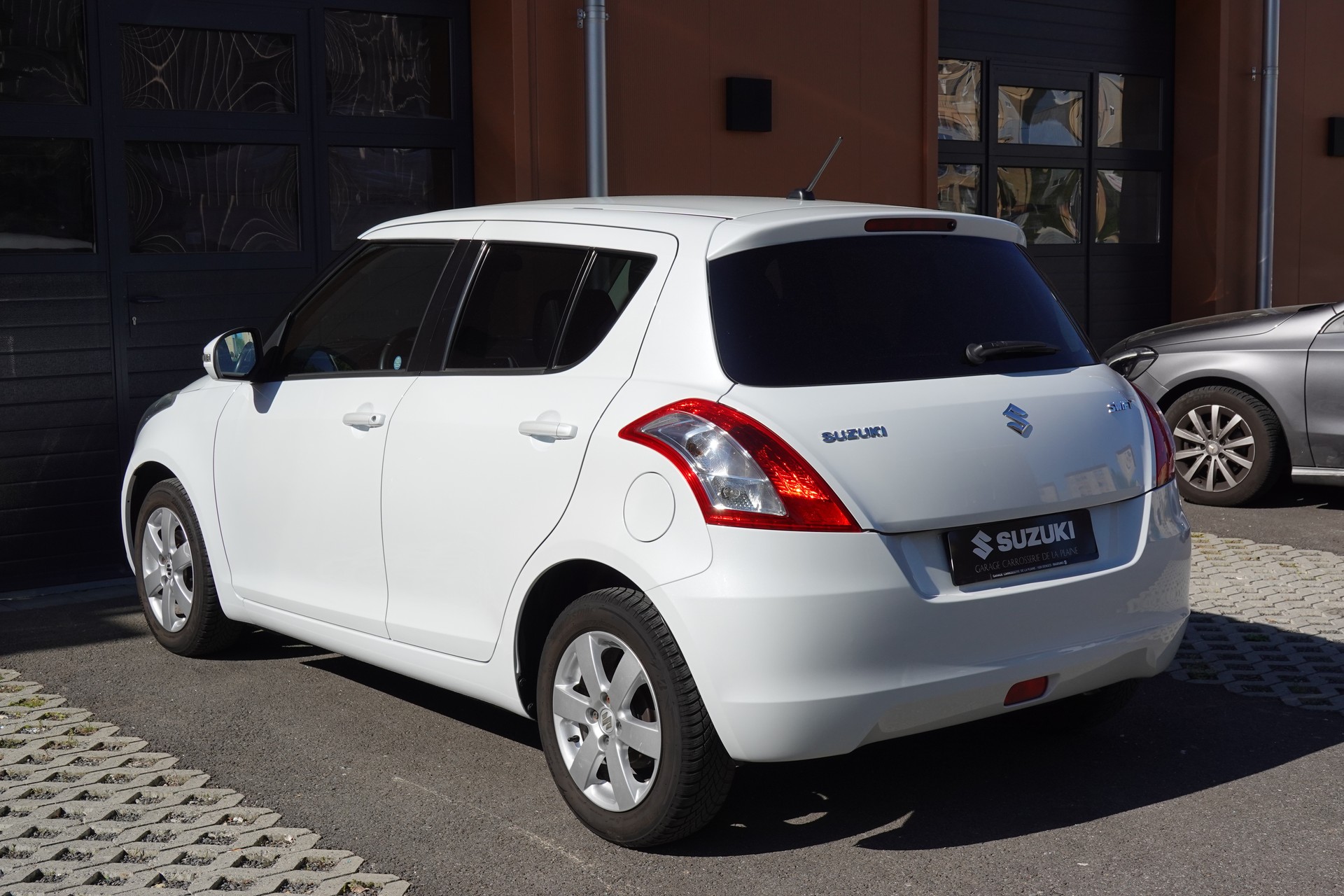 SUZUKI Swift 1.2i 16V Sergio Cellano * Véhiculé CH * 1er Main * Etat comme neuf * Navigation * Sièges Chauffantes *-image-9