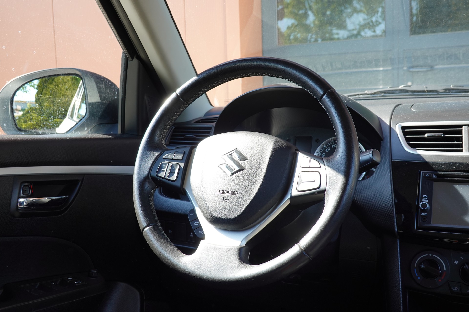 SUZUKI Swift 1.2i 16V Sergio Cellano * Véhiculé CH * 1er Main * Etat comme neuf * Navigation * Sièges Chauffantes *-image-11