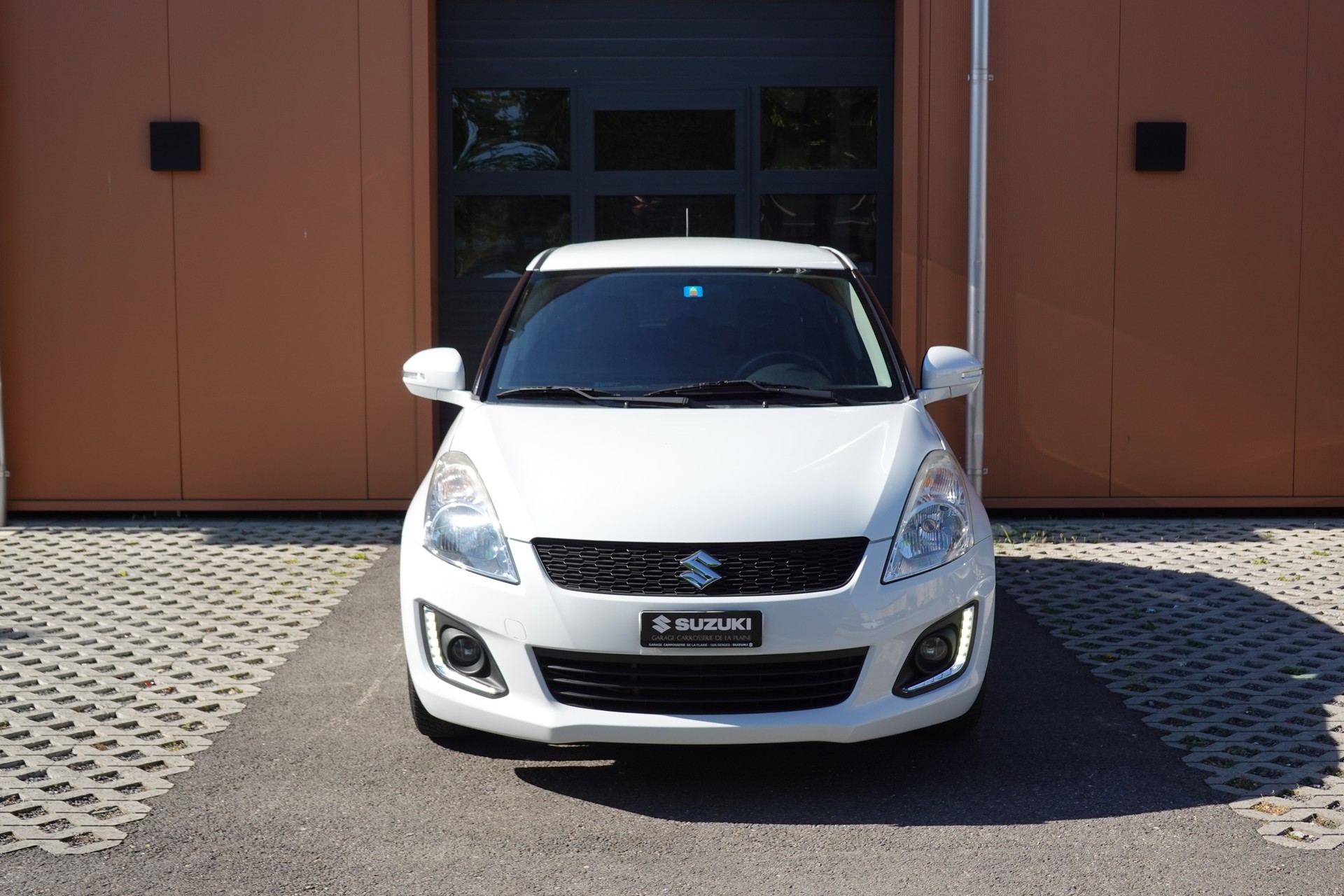SUZUKI Swift 1.2i 16V Sergio Cellano * Véhiculé CH * 1er Main * Etat comme neuf * Navigation * Sièges Chauffantes *-image-1