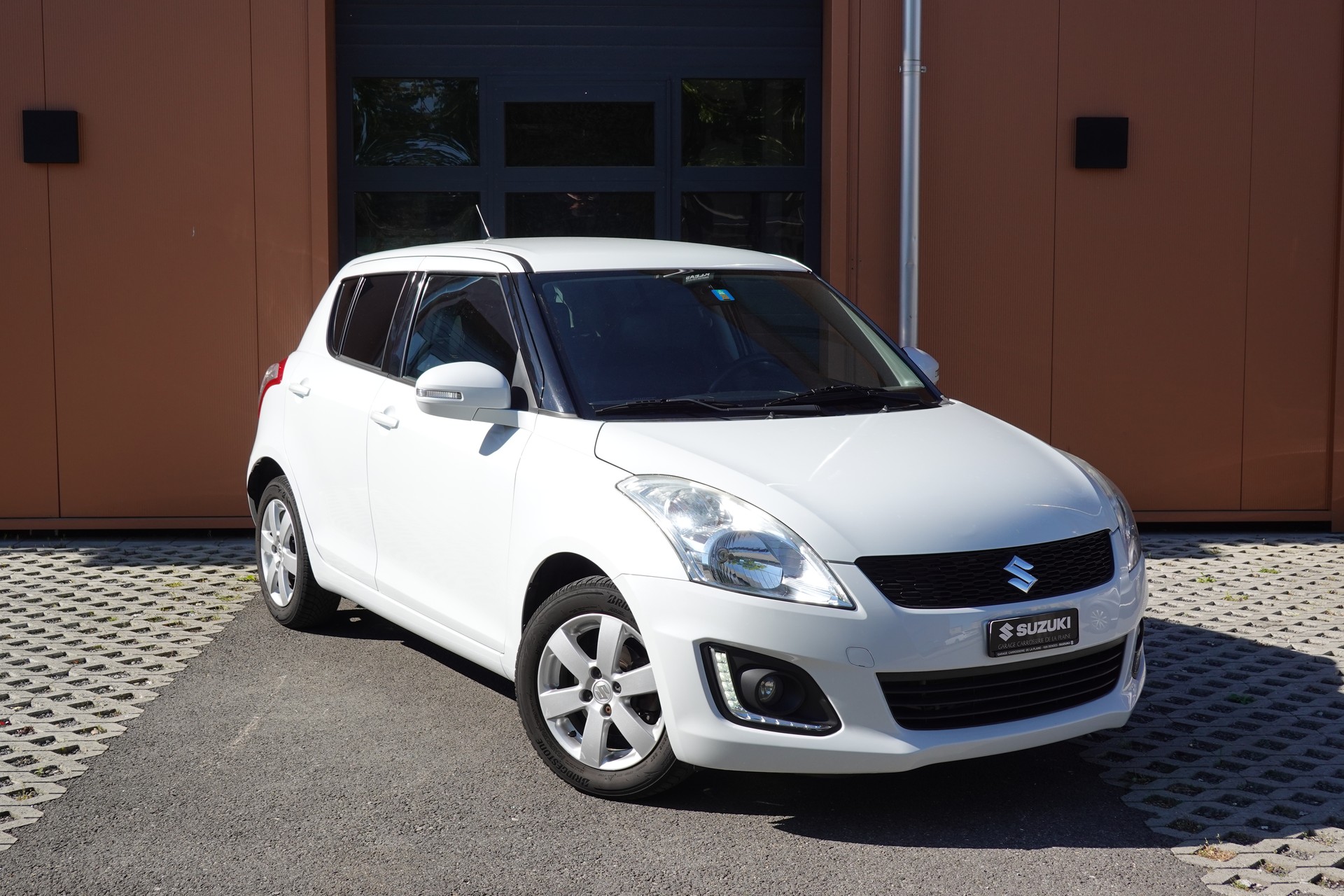 SUZUKI Swift 1.2i 16V Sergio Cellano * Véhiculé CH * 1er Main * Etat comme neuf * Navigation * Sièges Chauffantes *-image-0