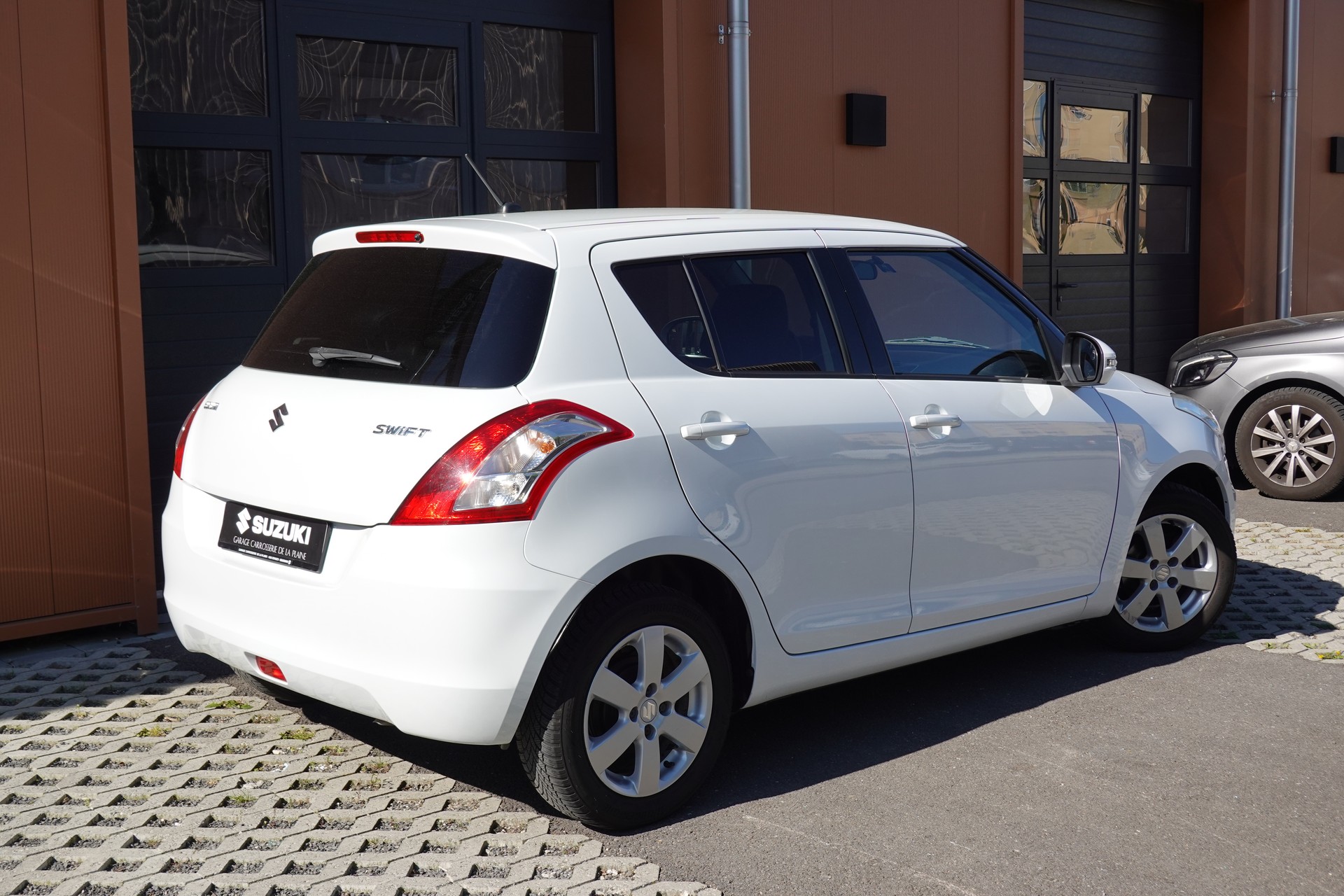 SUZUKI Swift 1.2i 16V Sergio Cellano * Véhiculé CH * 1er Main * Etat comme neuf * Navigation * Sièges Chauffantes *-image-5