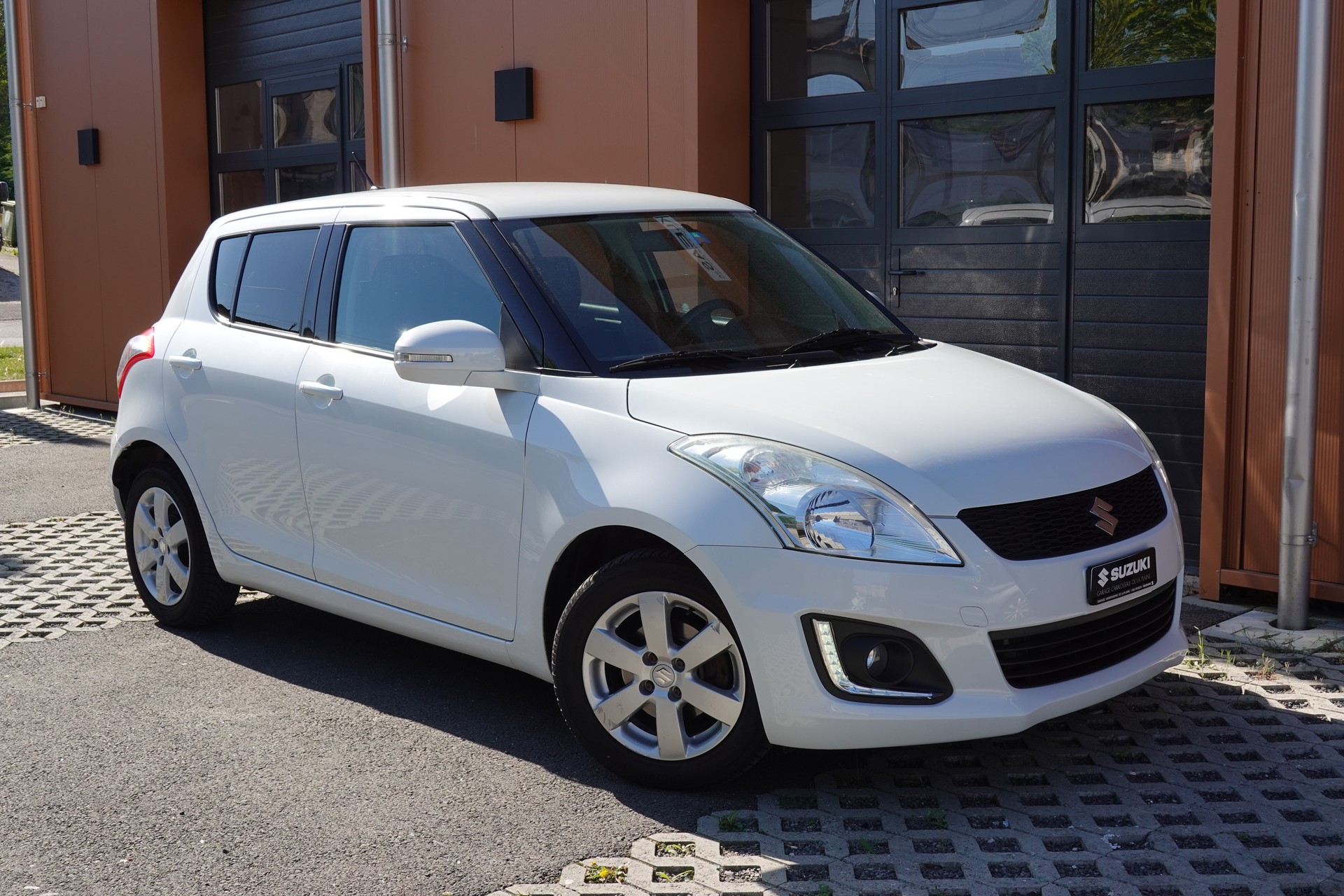 SUZUKI Swift 1.2i 16V Sergio Cellano * Véhiculé CH * 1er Main * Etat comme neuf * Navigation * Sièges Chauffantes *-image-6