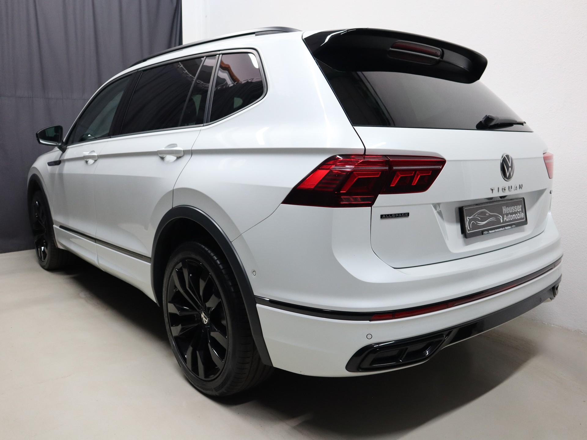 VW Tiguan Allspace 2.0 TSI 4Motion DSG - R-Line - Black Style - Panorama - Leder - Head-Up - Standheizung - 360° Kamera - 245 PS-image-4