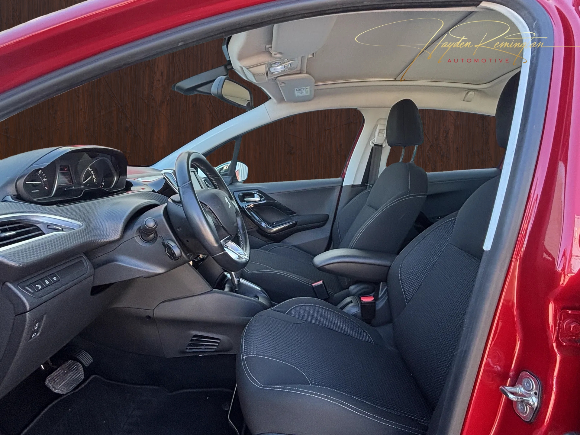 PEUGEOT 208 1.2 PureTech Allure EAT6-image-6