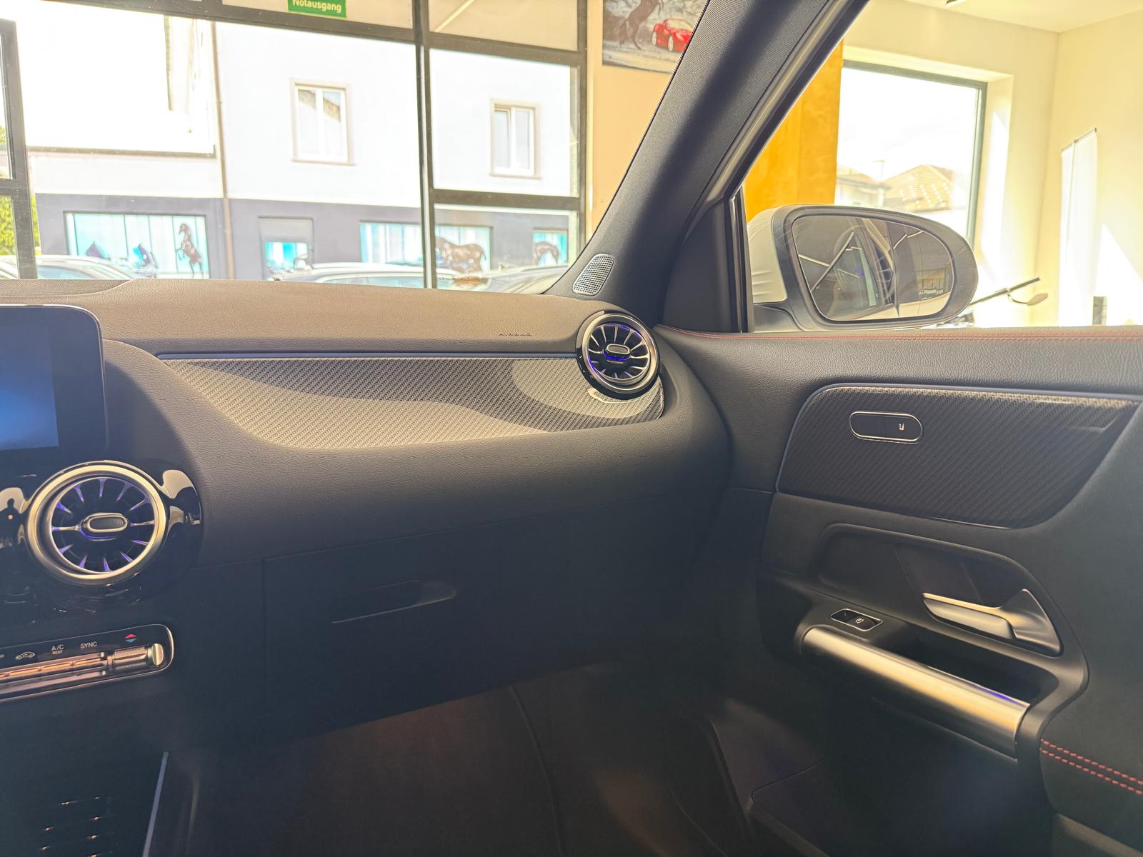 MERCEDES-BENZ GLA 200d AMG Line 8G-DCT-image-16