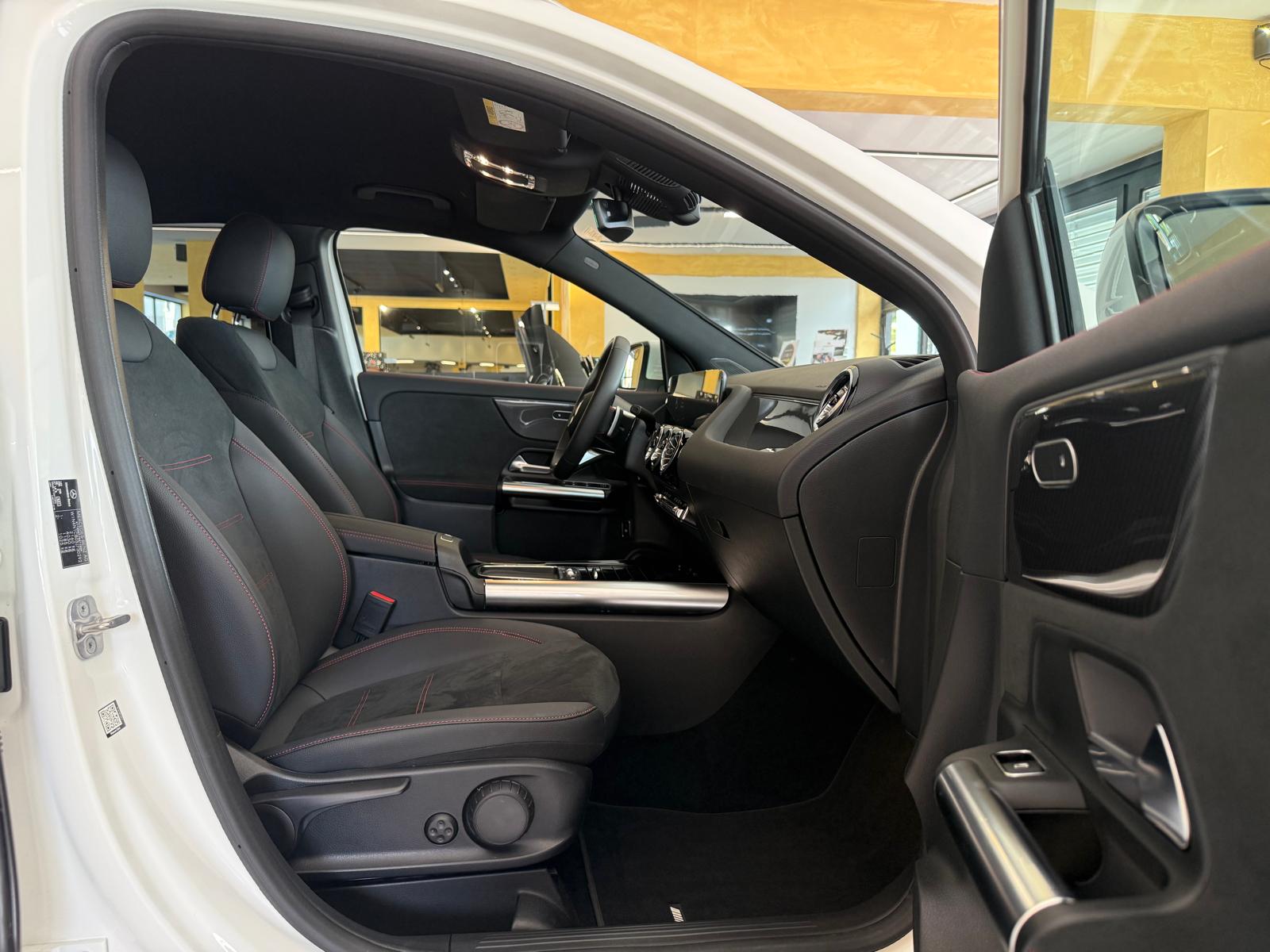 MERCEDES-BENZ GLA 200d AMG Line 8G-DCT-image-14