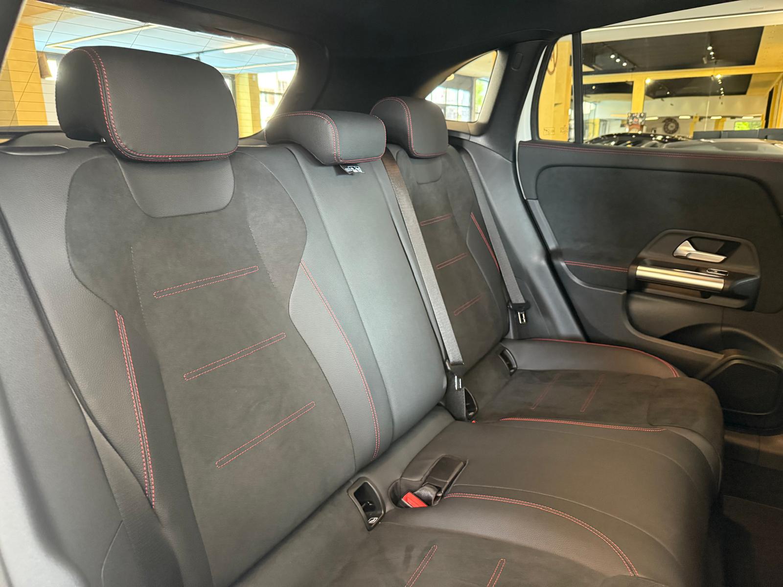 MERCEDES-BENZ GLA 200d AMG Line 8G-DCT-image-19