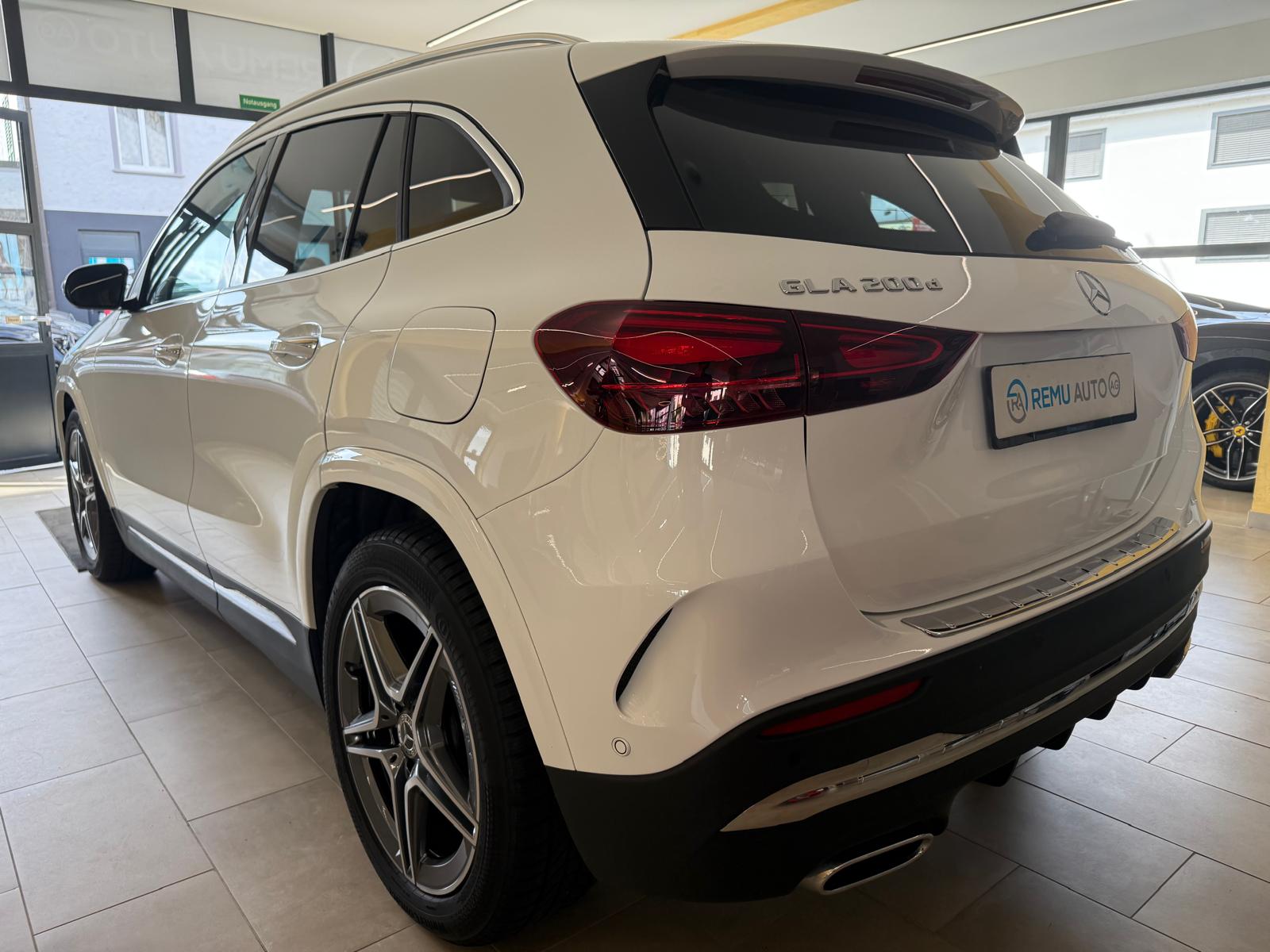MERCEDES-BENZ GLA 200d AMG Line 8G-DCT-image-4