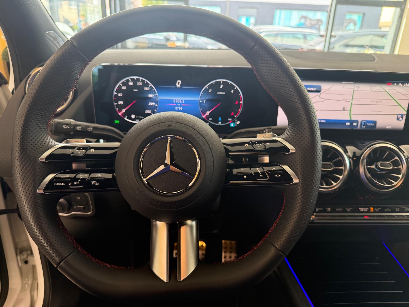 MERCEDES-BENZ GLA 200d AMG Line 8G-DCT-image-12