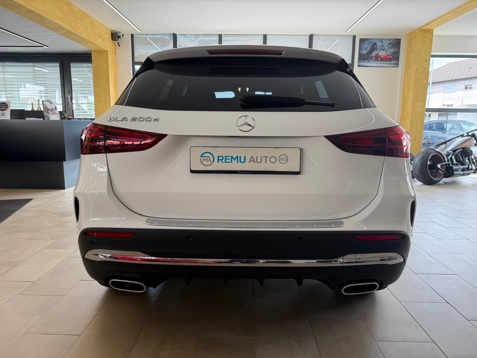 MERCEDES-BENZ GLA 200d AMG Line 8G-DCT-image-3