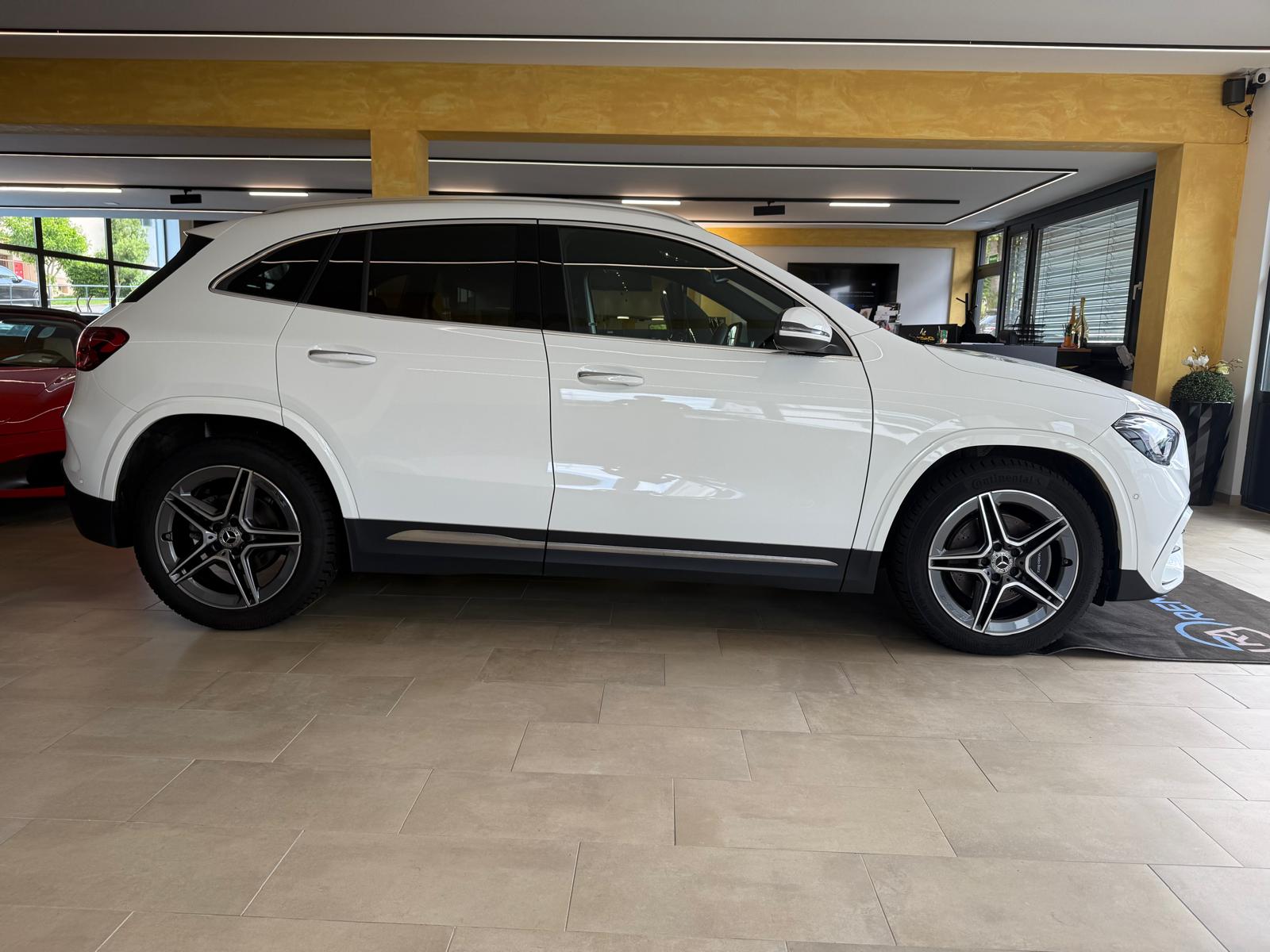 MERCEDES-BENZ GLA 200d AMG Line 8G-DCT-image-1