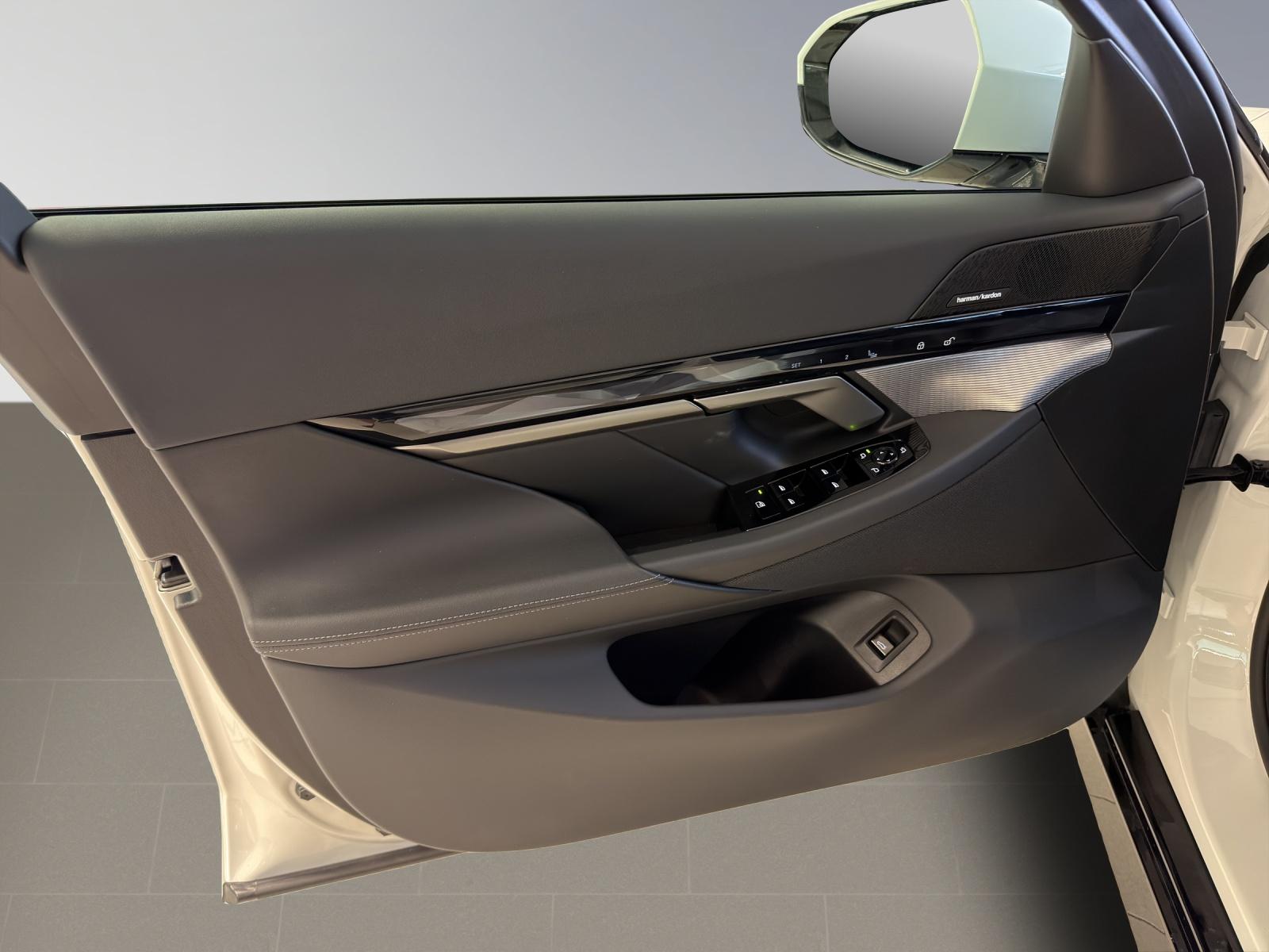 BMW 520d xDrive Touring M-SportPaket-image-8