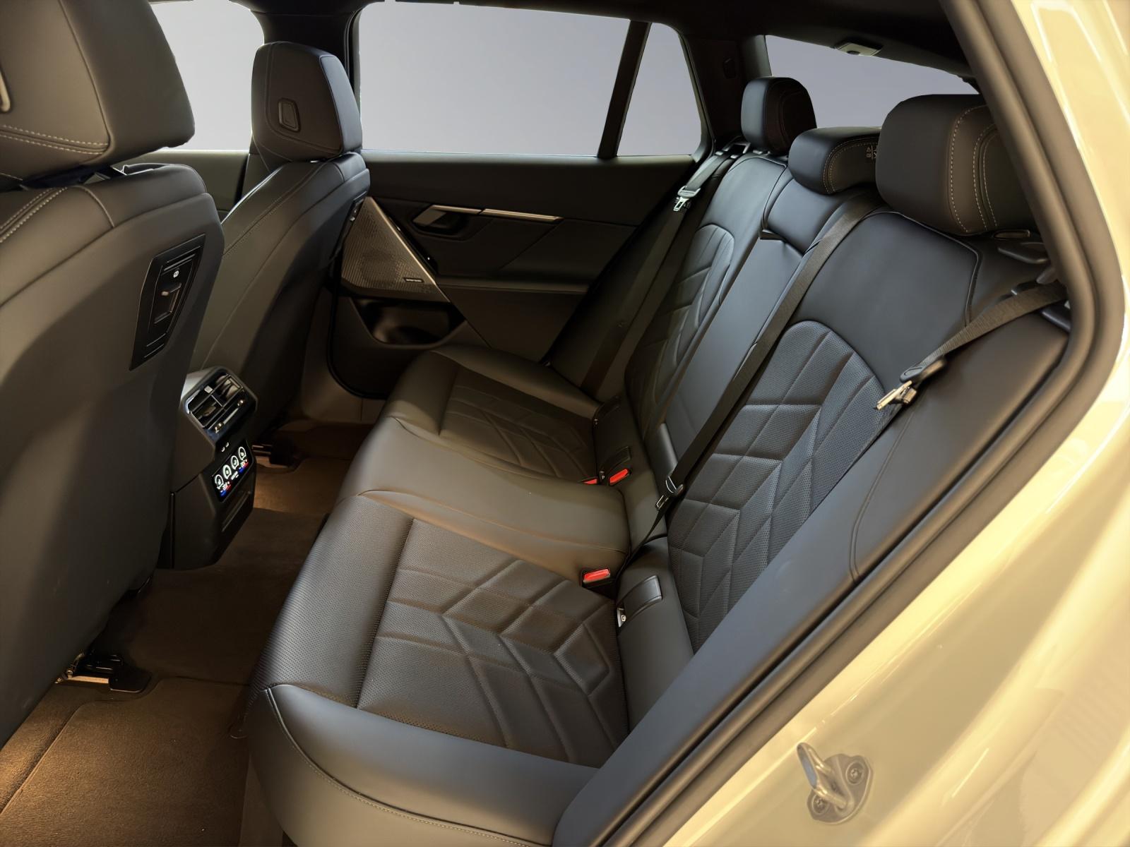 BMW 520d xDrive Touring M-SportPaket-image-16