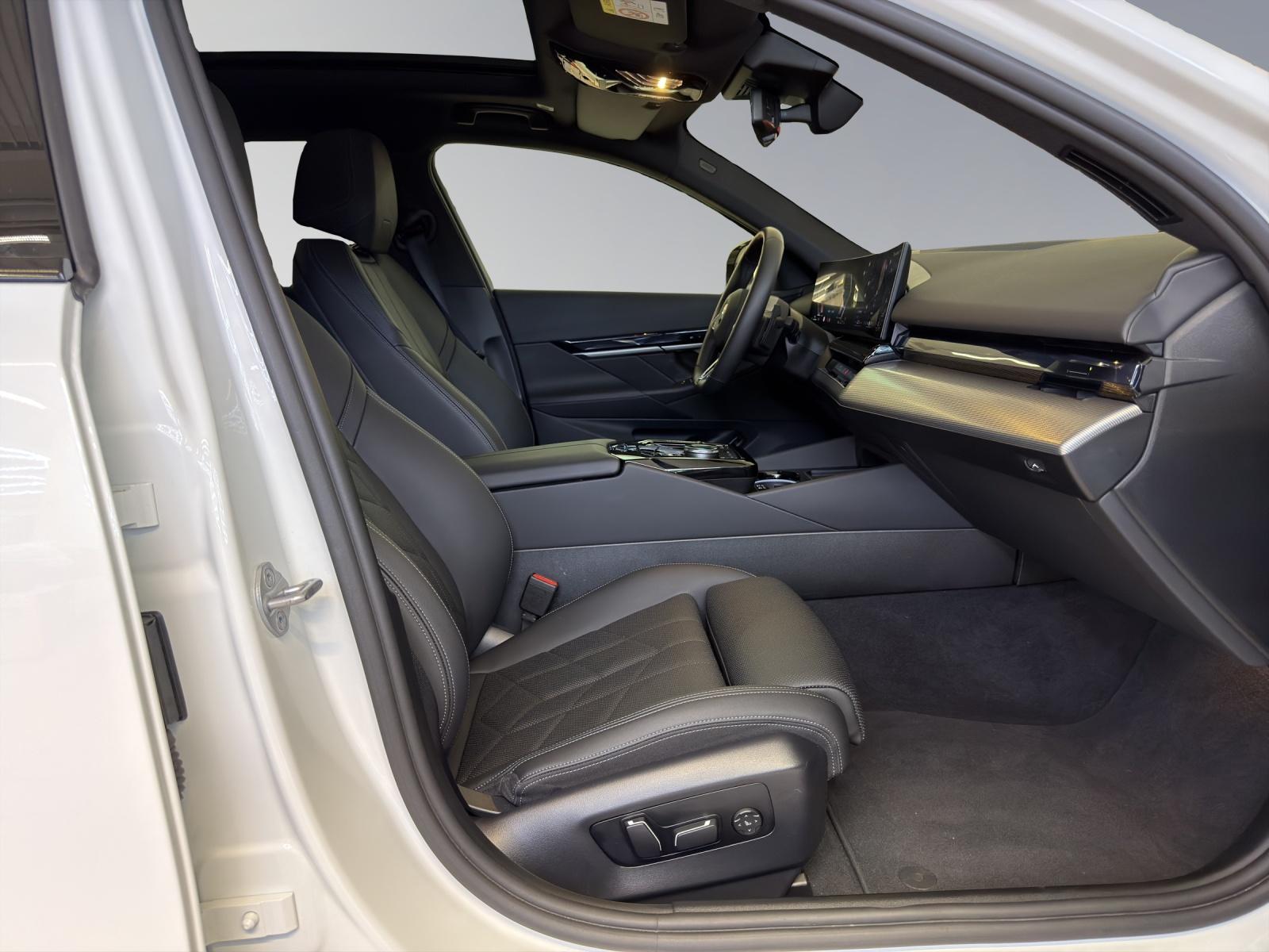 BMW 520d xDrive Touring M-SportPaket-image-17