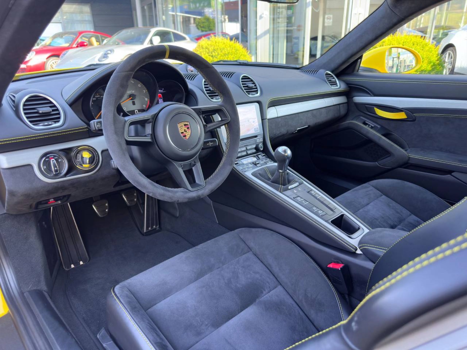PORSCHE 718 Cayman GT4-showroom-element-3