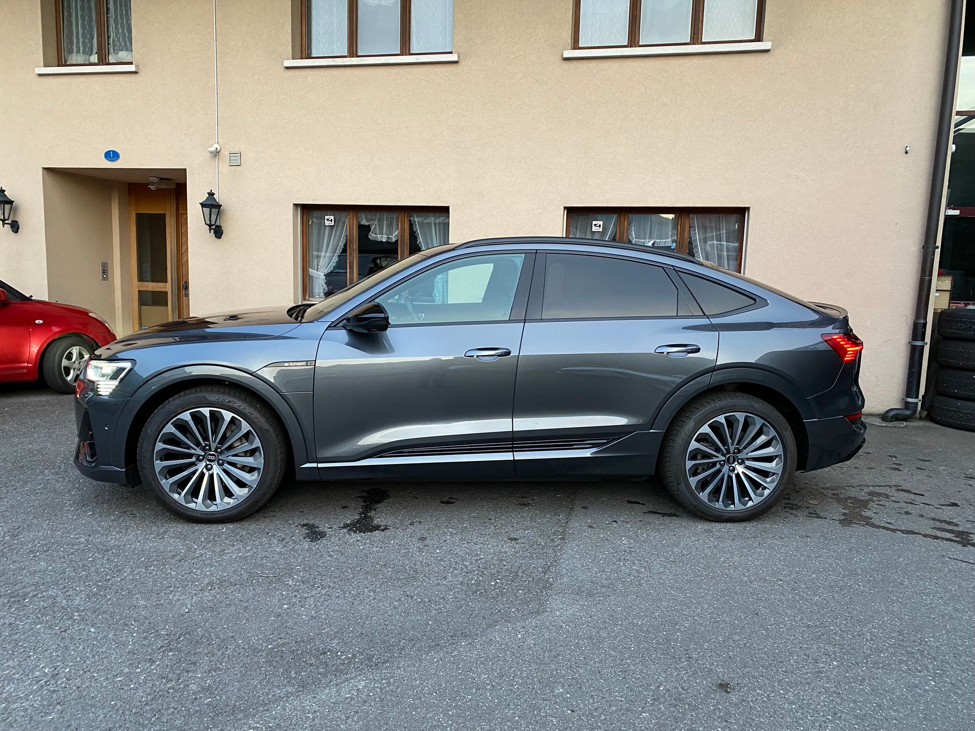 AUDI e-tron 55 Sportback S Line Black Edition quattro-image-13