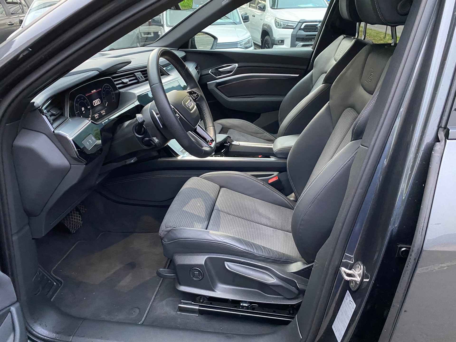 AUDI e-tron 55 Sportback S Line Black Edition quattro-image-2