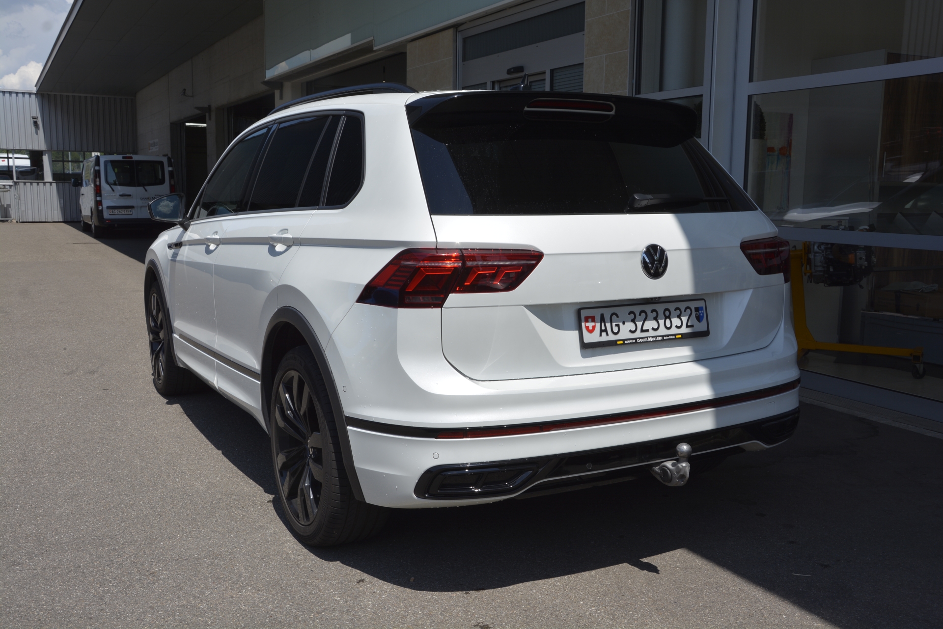 VW Tiguan 2.0 TSI R-Line DSG *Anhängerkupplung*-image-3