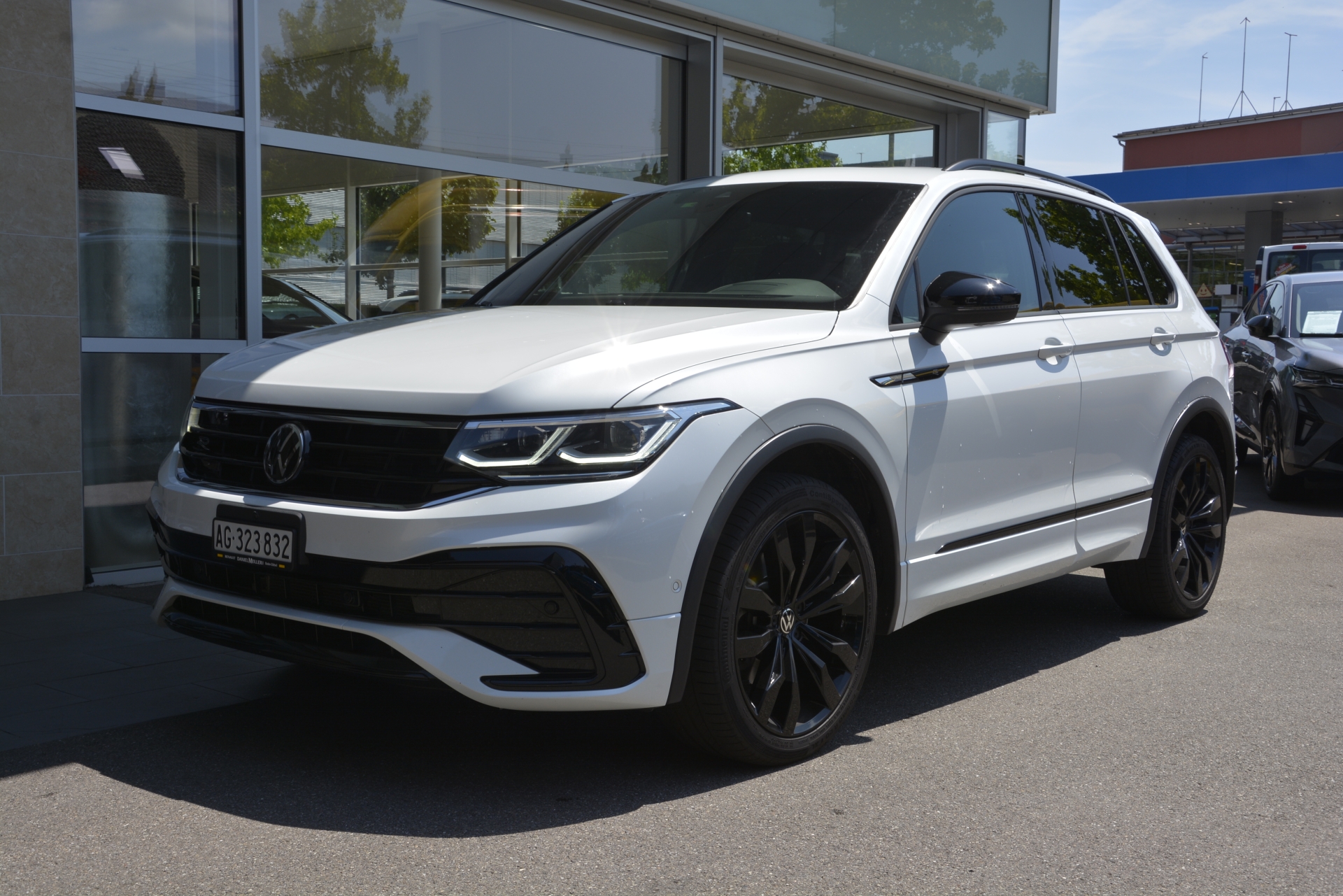 VW Tiguan 2.0 TSI R-Line DSG *Anhängerkupplung*-image-0