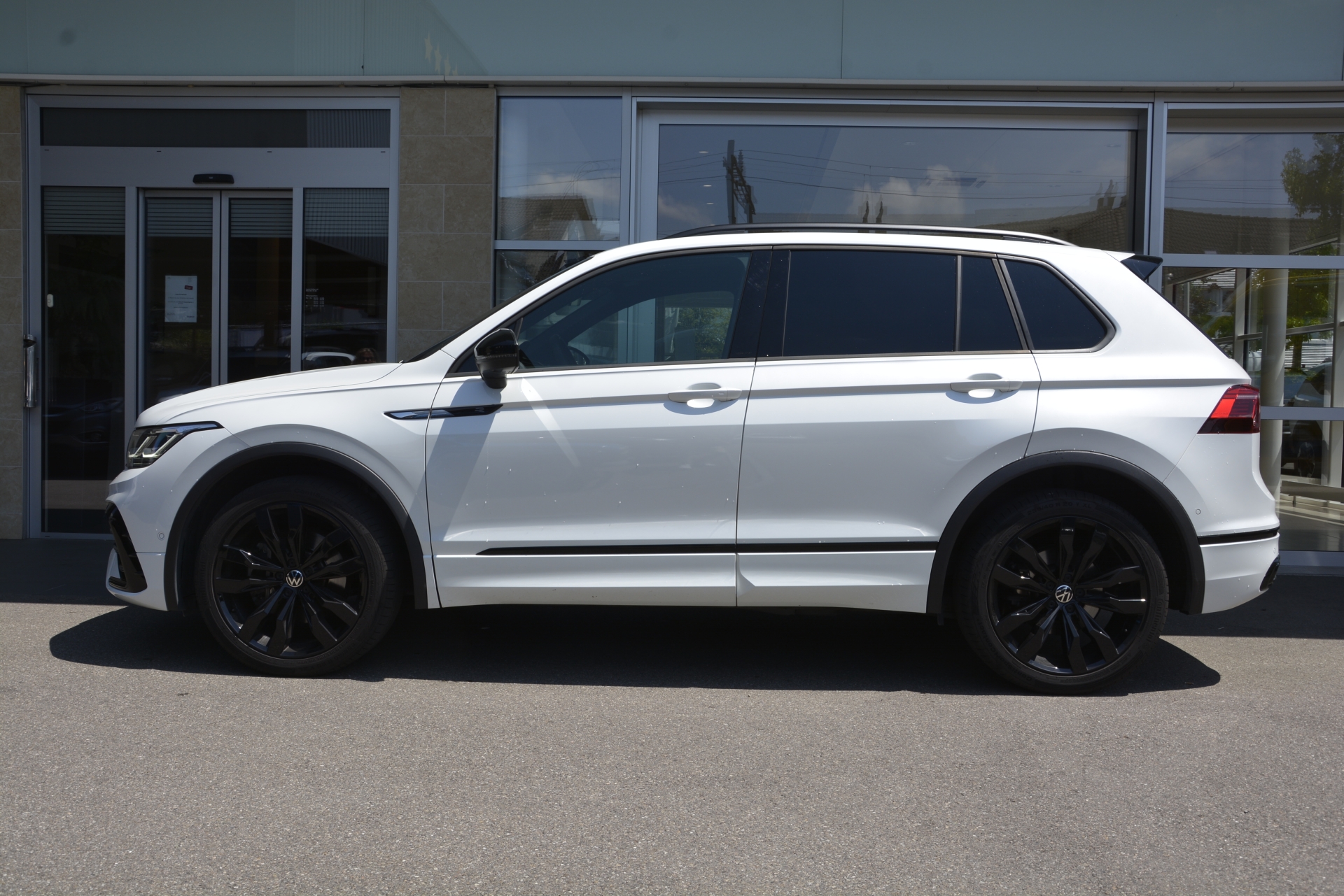 VW Tiguan 2.0 TSI R-Line DSG *Anhängerkupplung*-image-2
