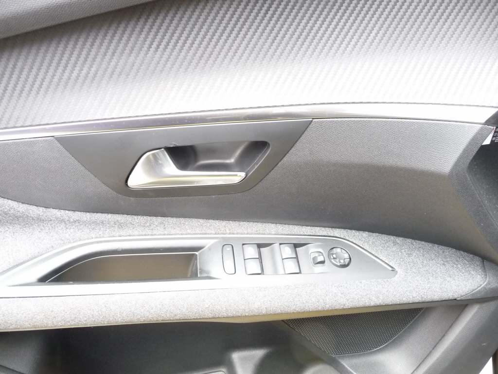 PEUGEOT 3008 1.2 PureTech Active-image-10