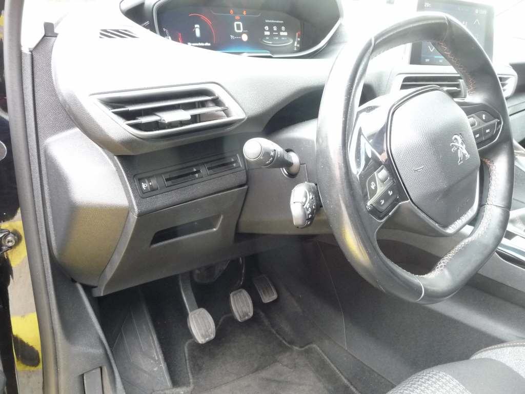 PEUGEOT 3008 1.2 PureTech Active-image-9